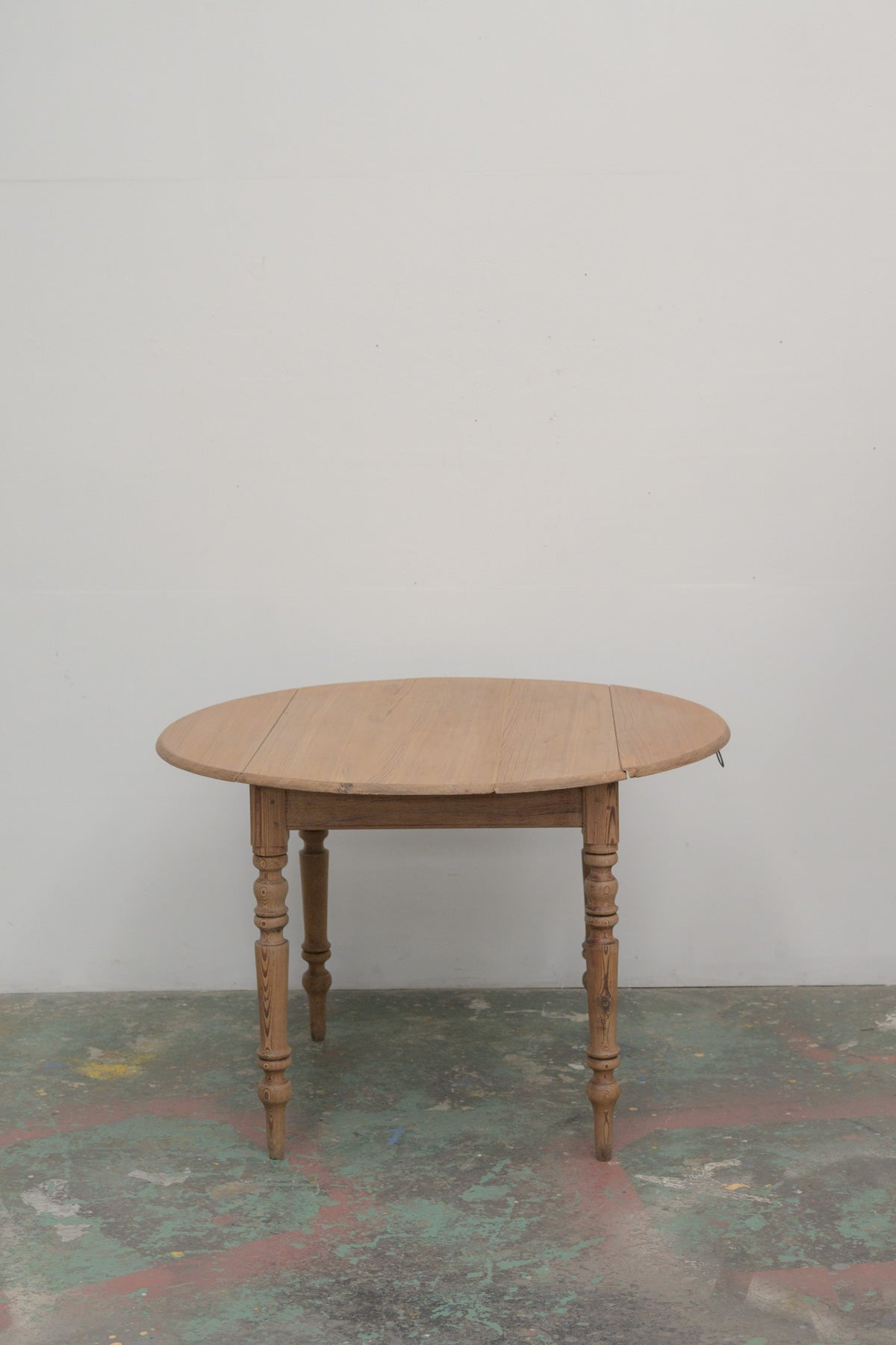 #0776 round table