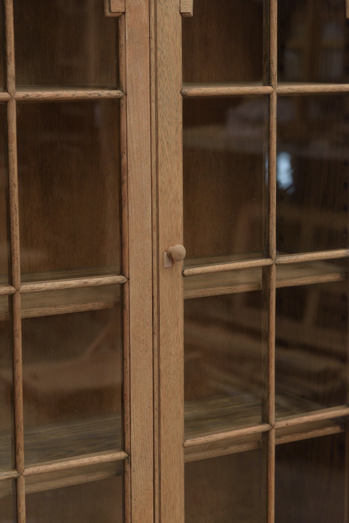 #9140 glass cabinet