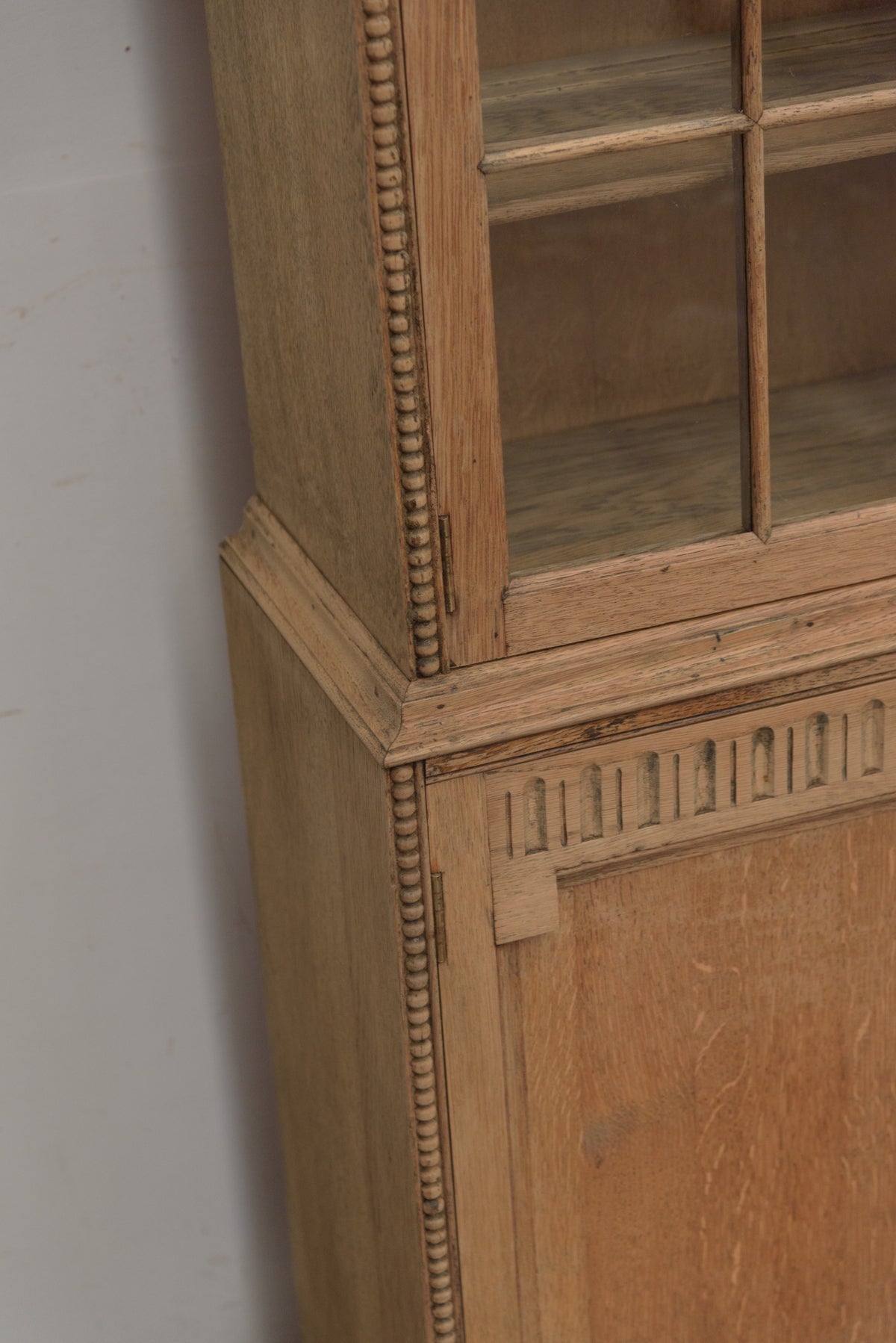 #9140 glass cabinet