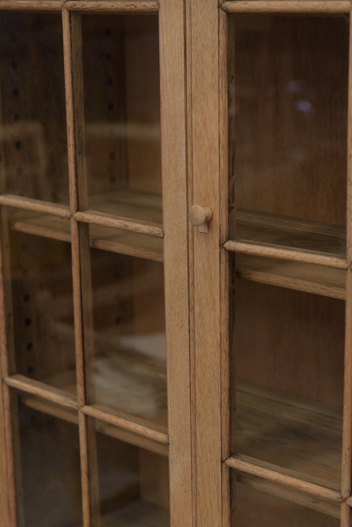 #9140 glass cabinet