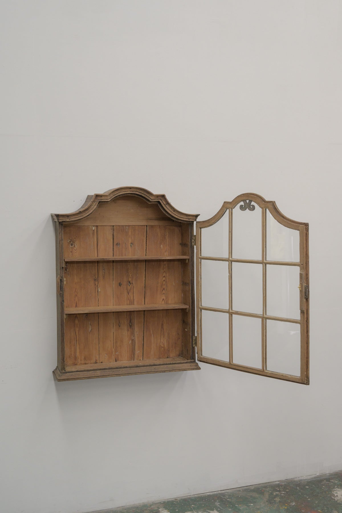 #0818 glass cabinet