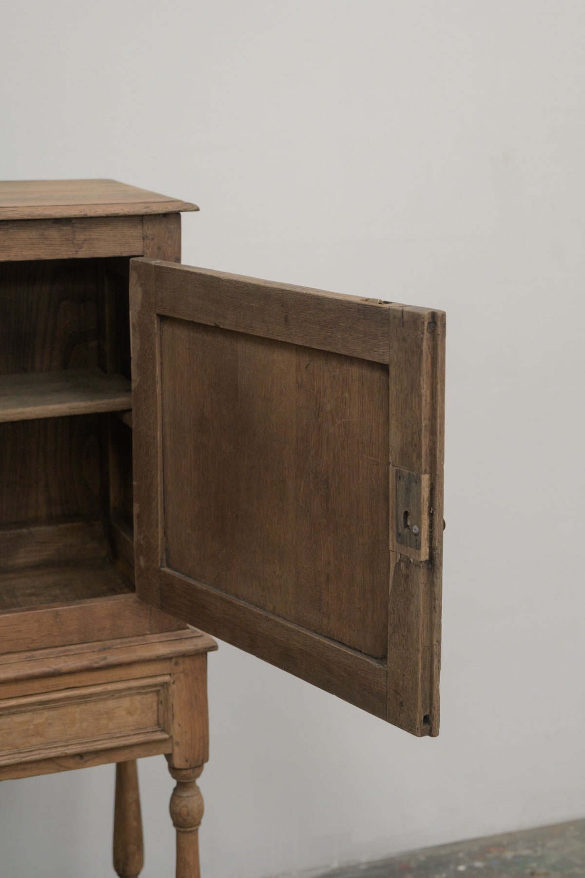 #0826 cabinet