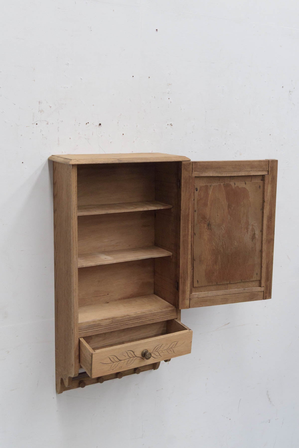 #9568 cabinet