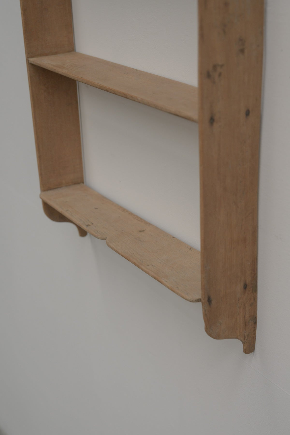 #0518 shelf