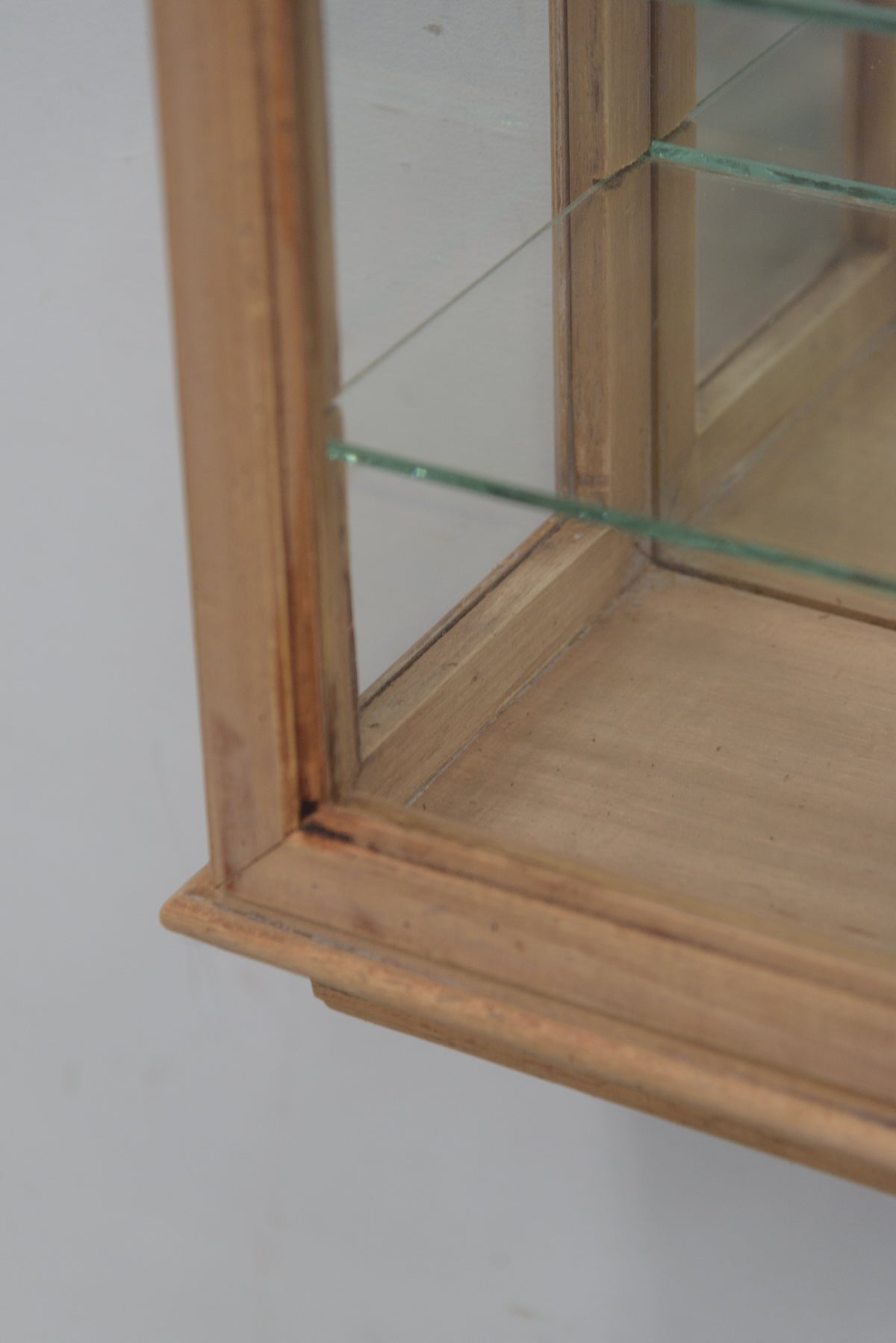 #9265 glass cabinet