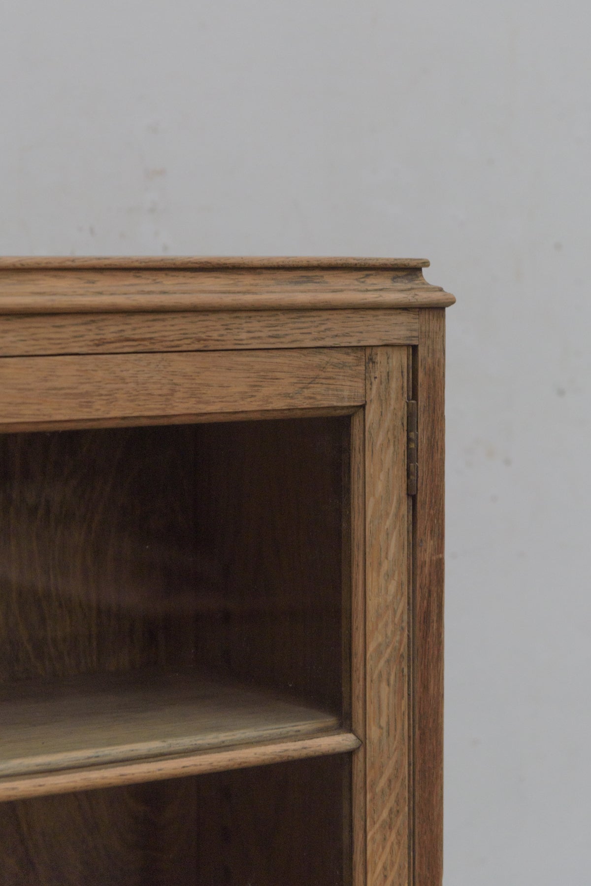 #9293 glass cabinet