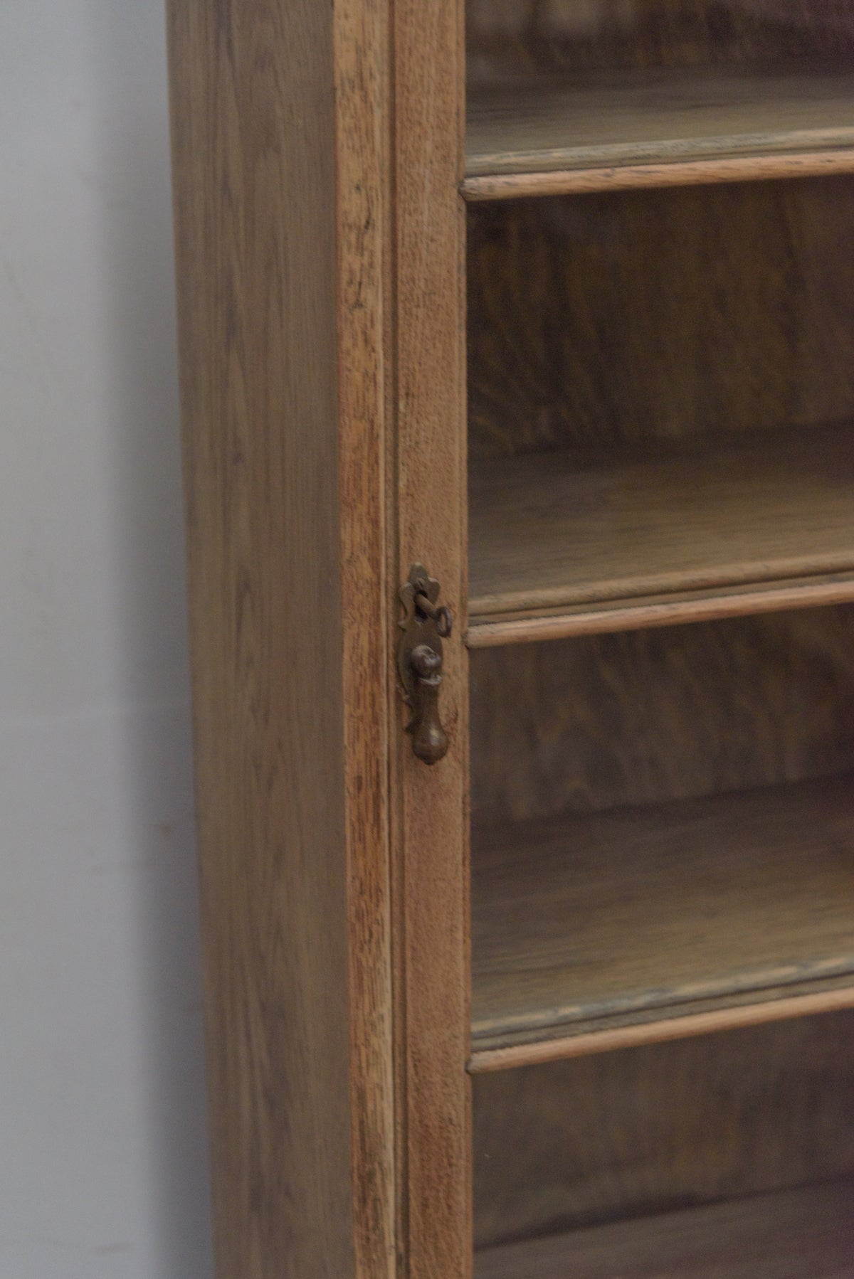 #9293 glass cabinet