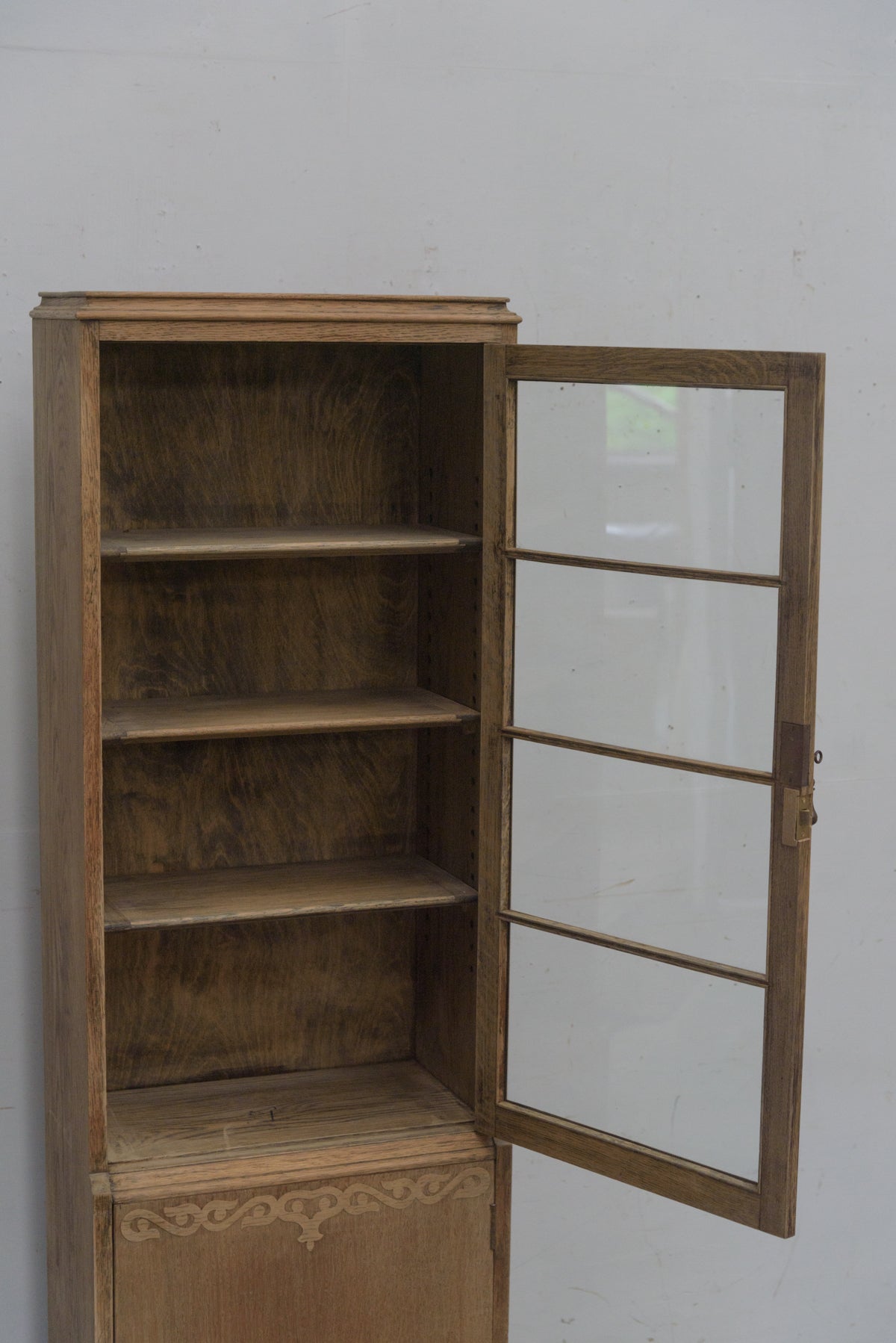 #9293 glass cabinet