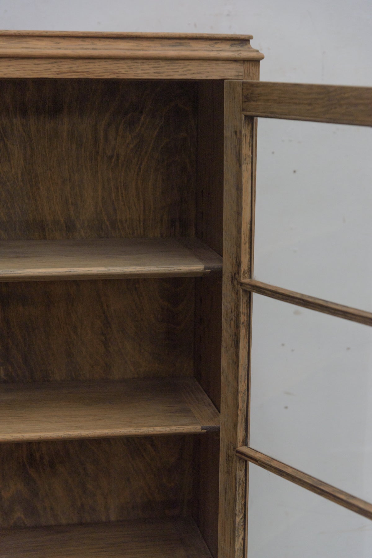 #9293 glass cabinet