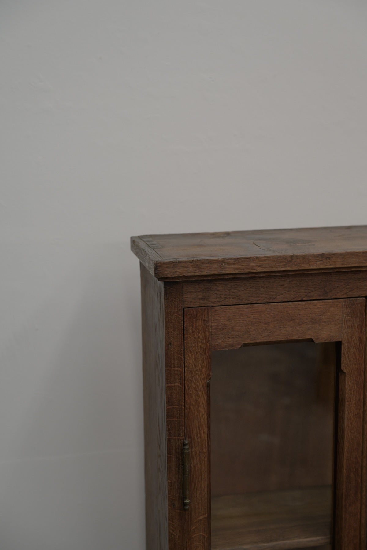 #0544 glass cabinet