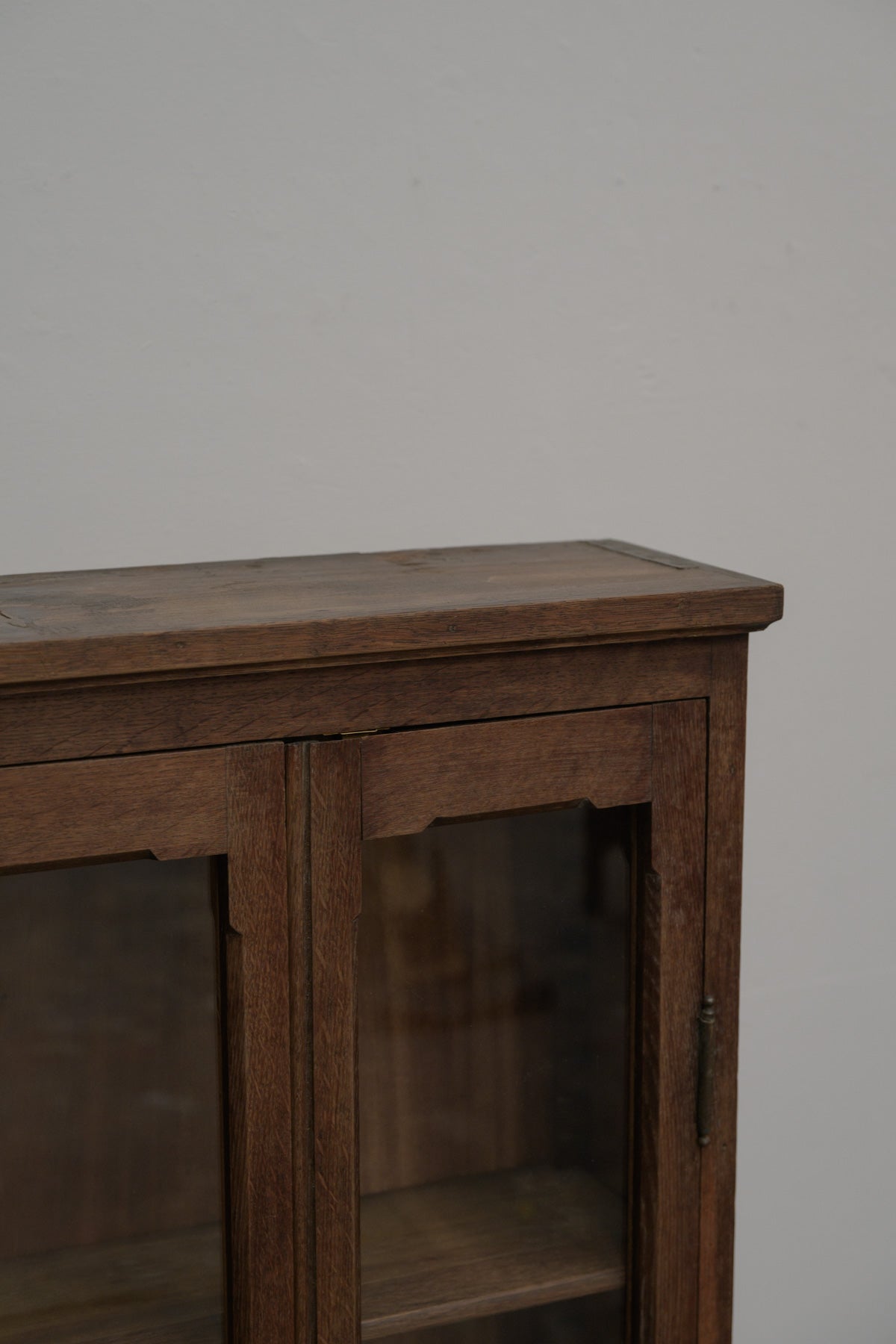 #0544 glass cabinet