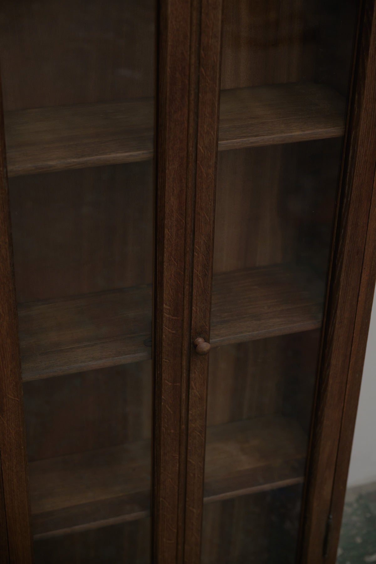 #0544 glass cabinet