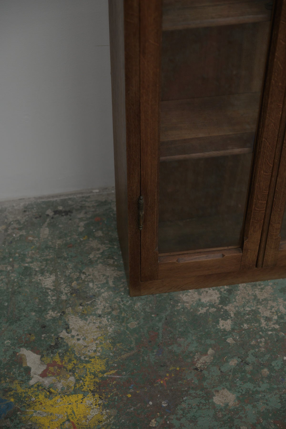 #0544 glass cabinet