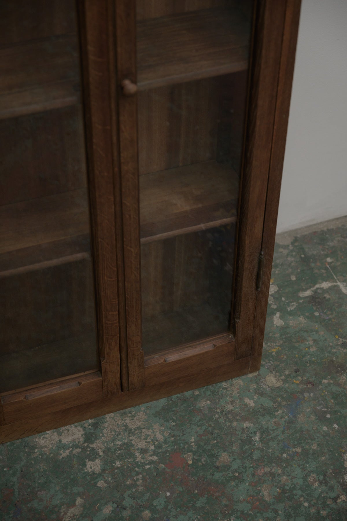 #0544 glass cabinet