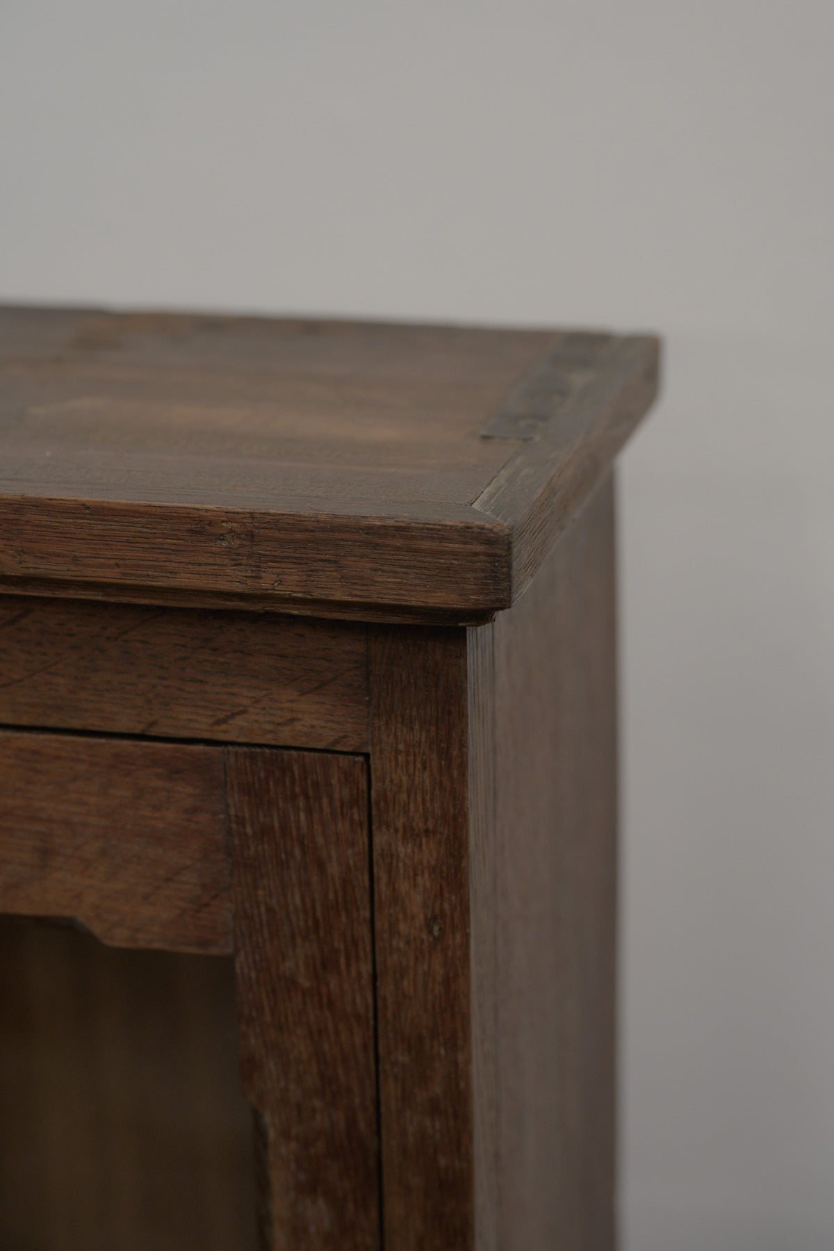 #0544 glass cabinet
