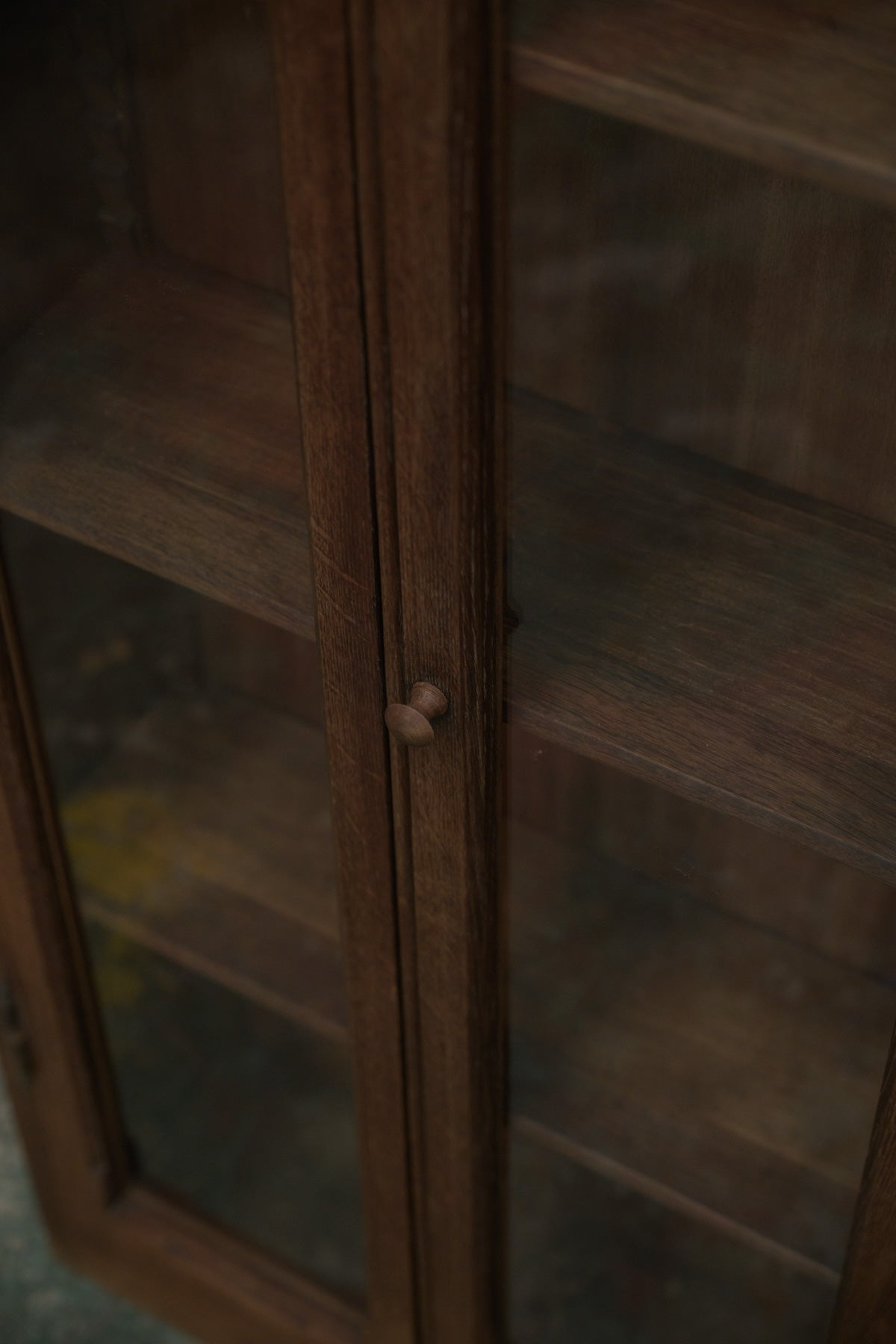 #0544 glass cabinet