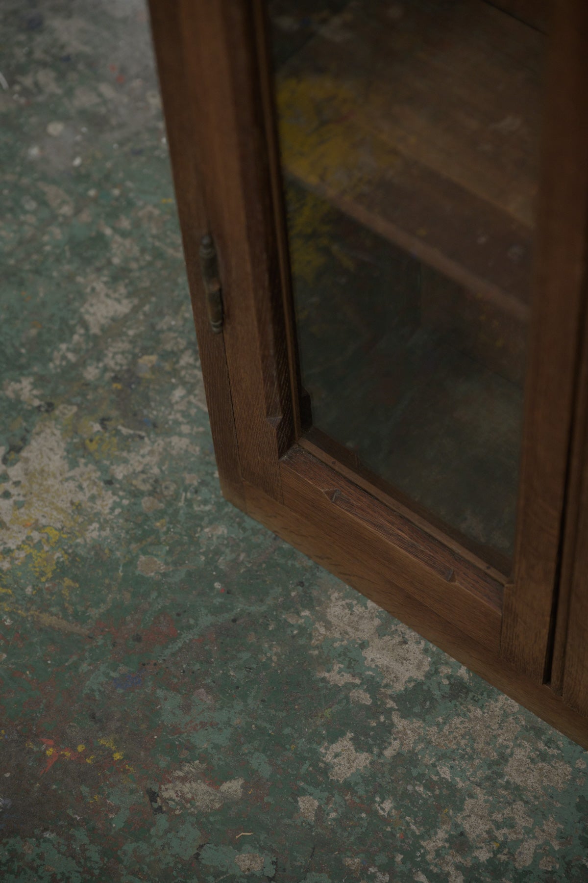 #0544 glass cabinet