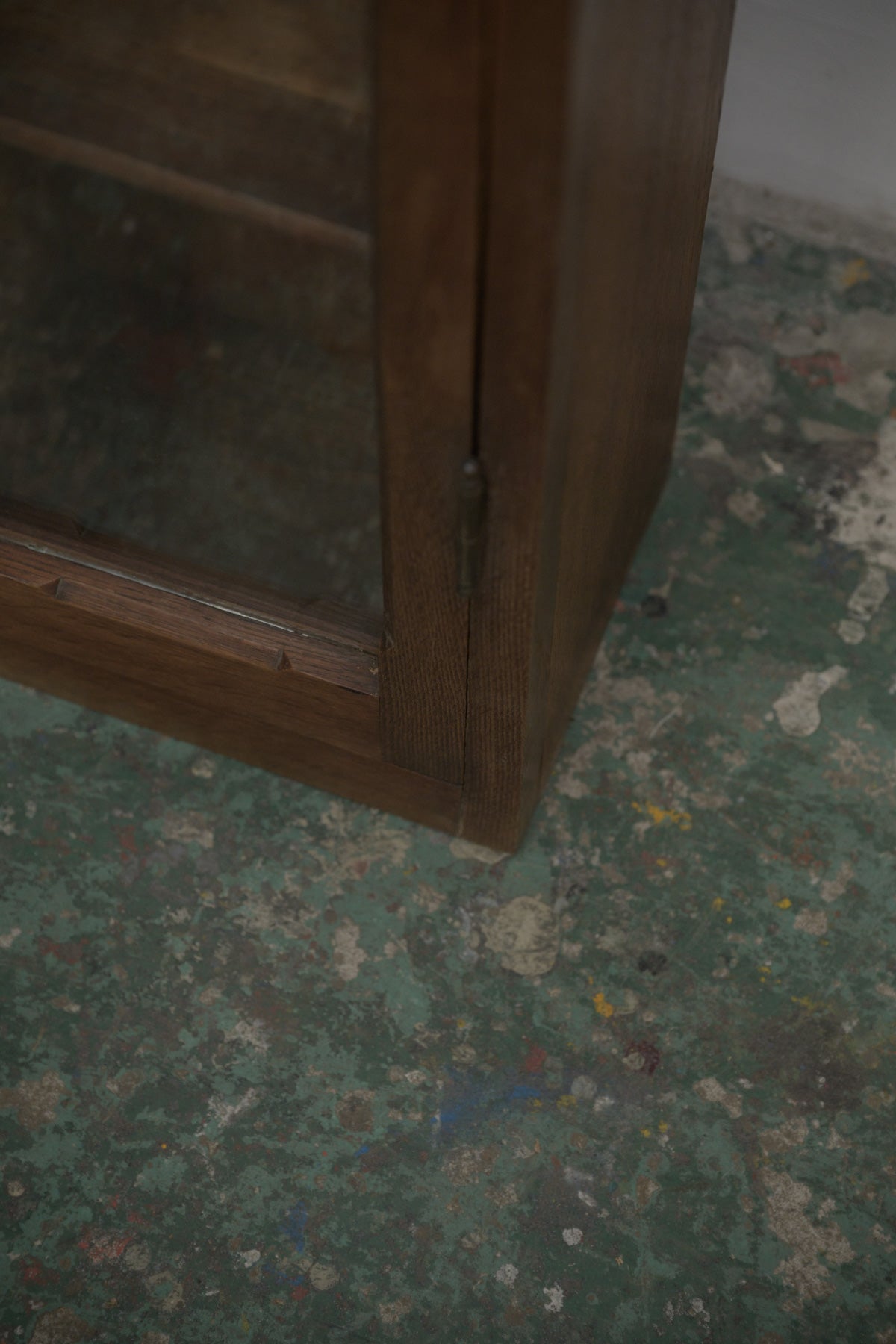#0544 glass cabinet