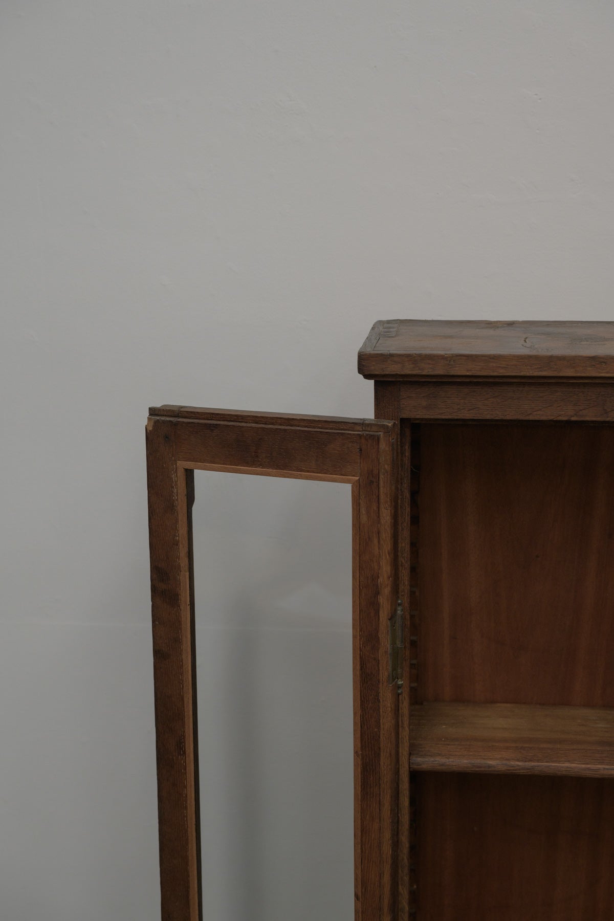 #0544 glass cabinet