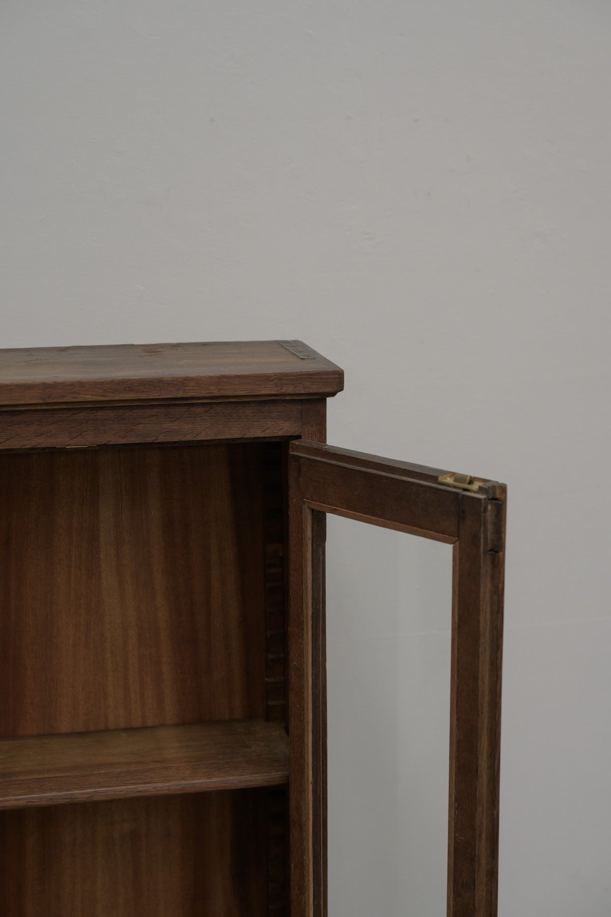 #0544 glass cabinet