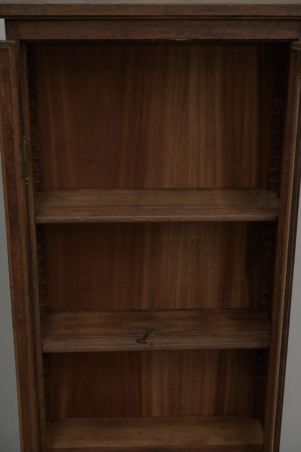 #0544 glass cabinet
