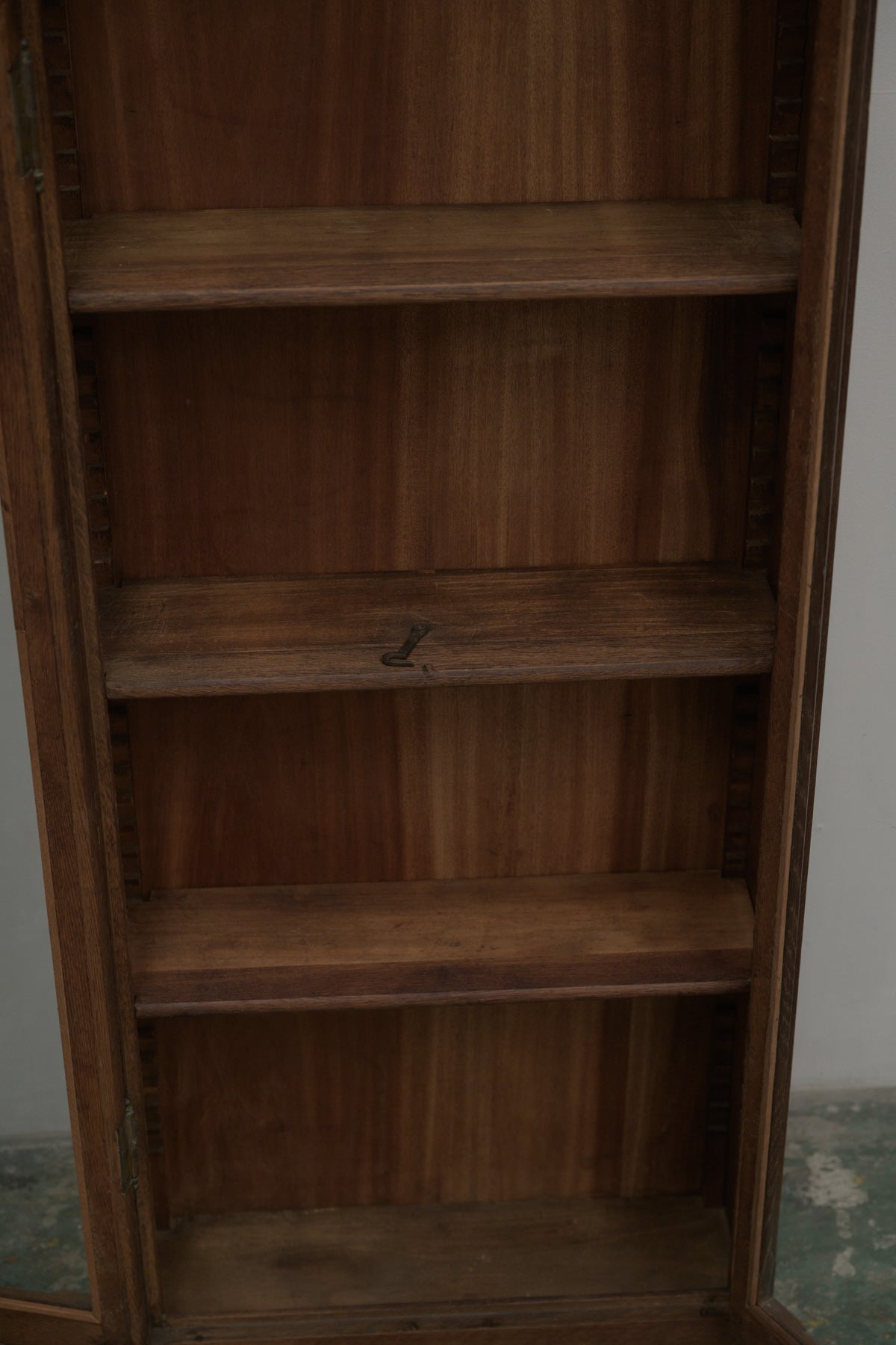 #0544 glass cabinet