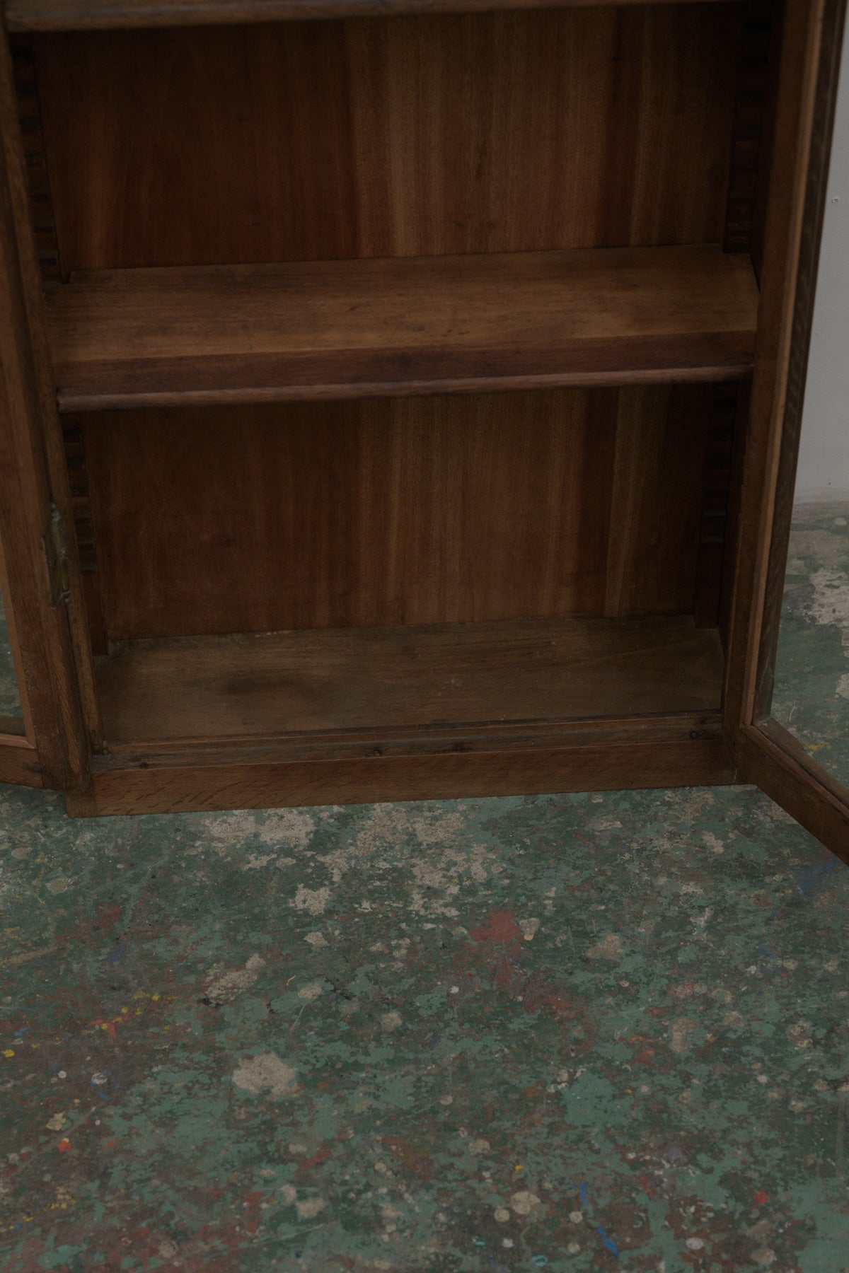 #0544 glass cabinet