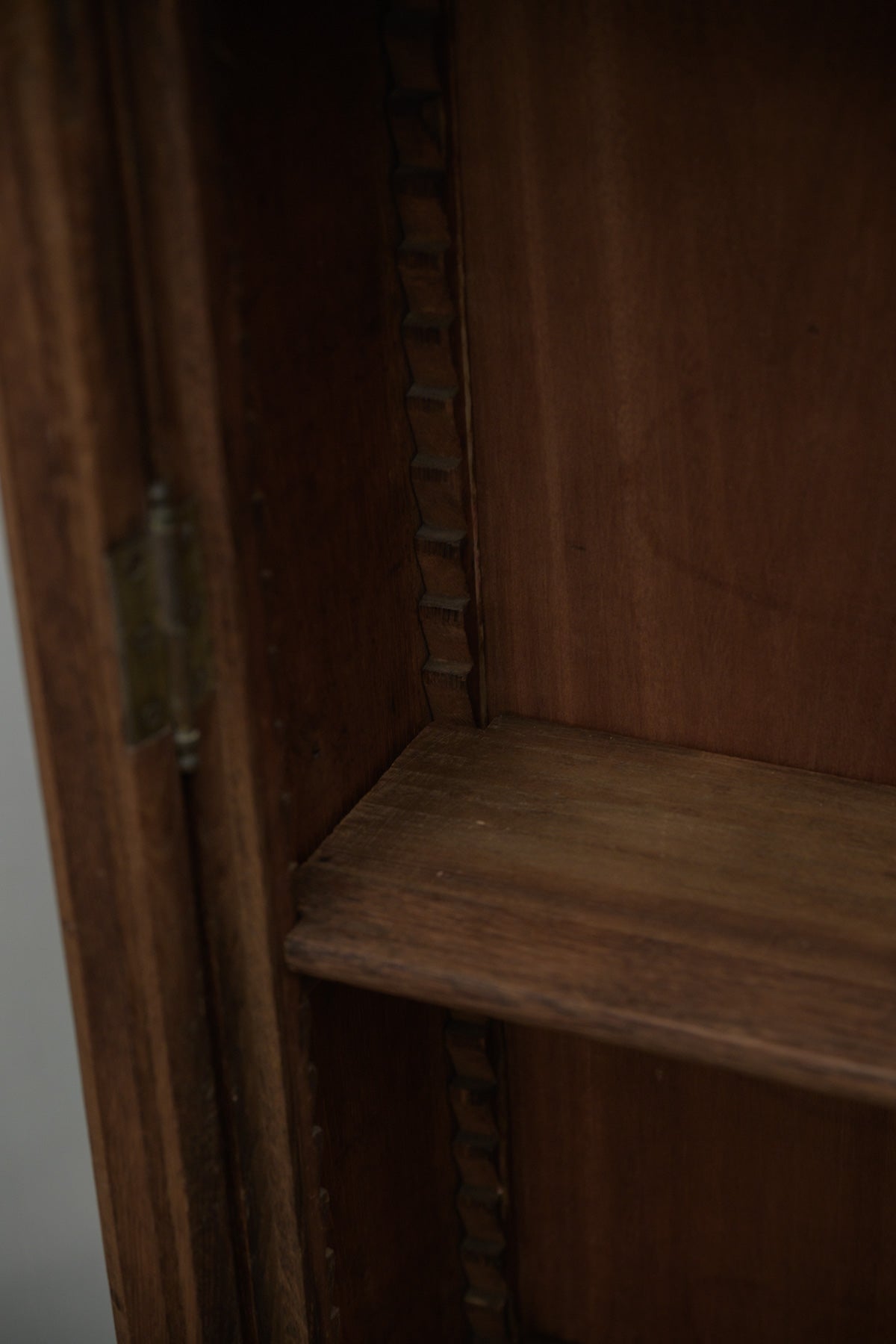 #0544 glass cabinet