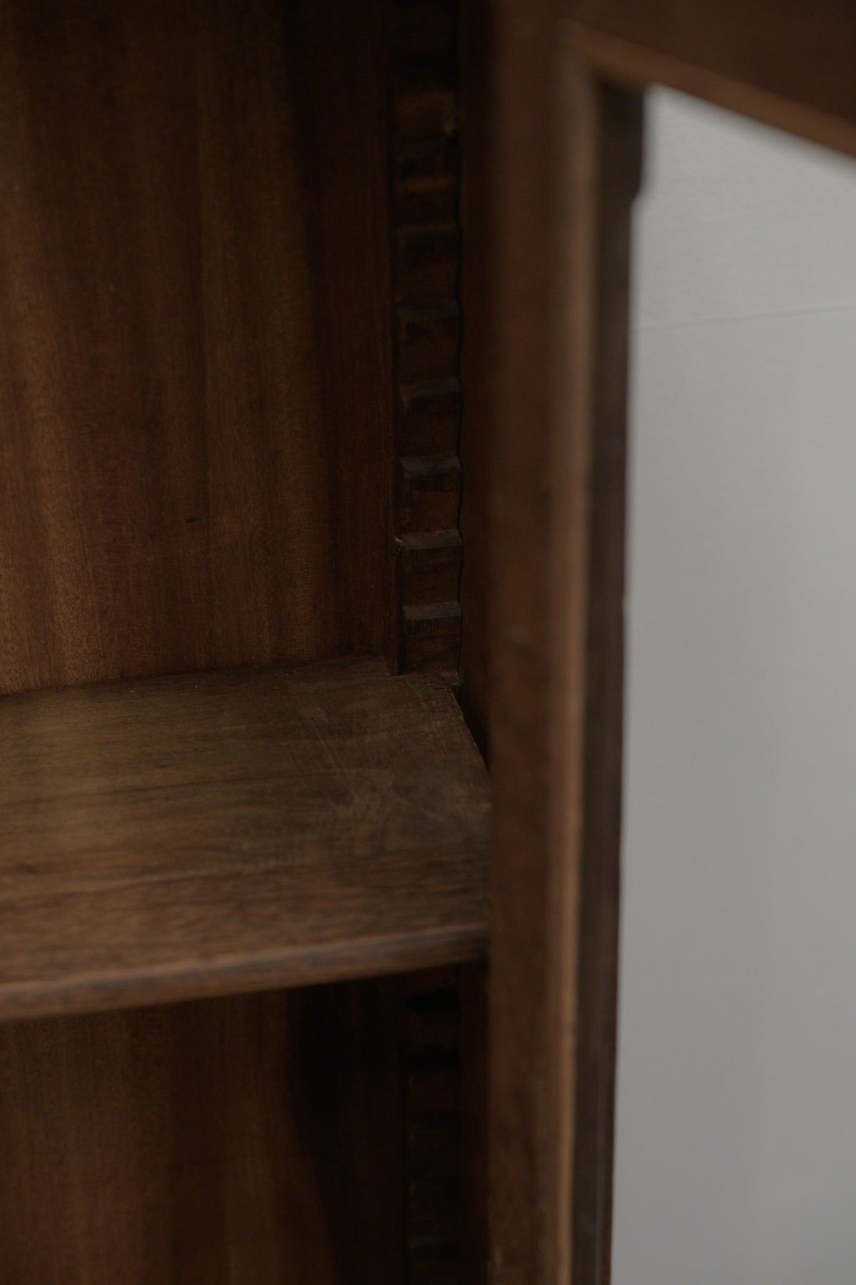 #0544 glass cabinet