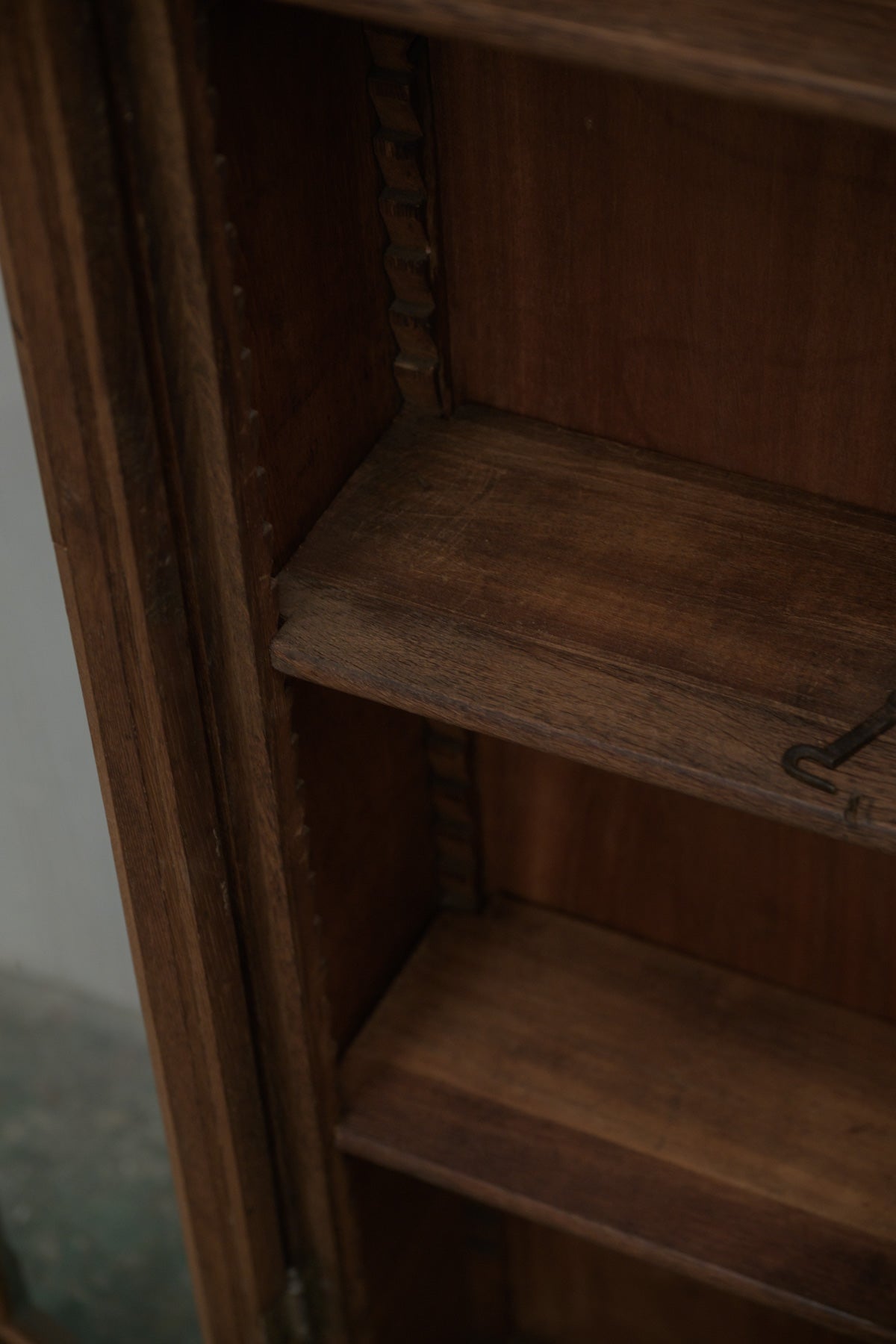 #0544 glass cabinet