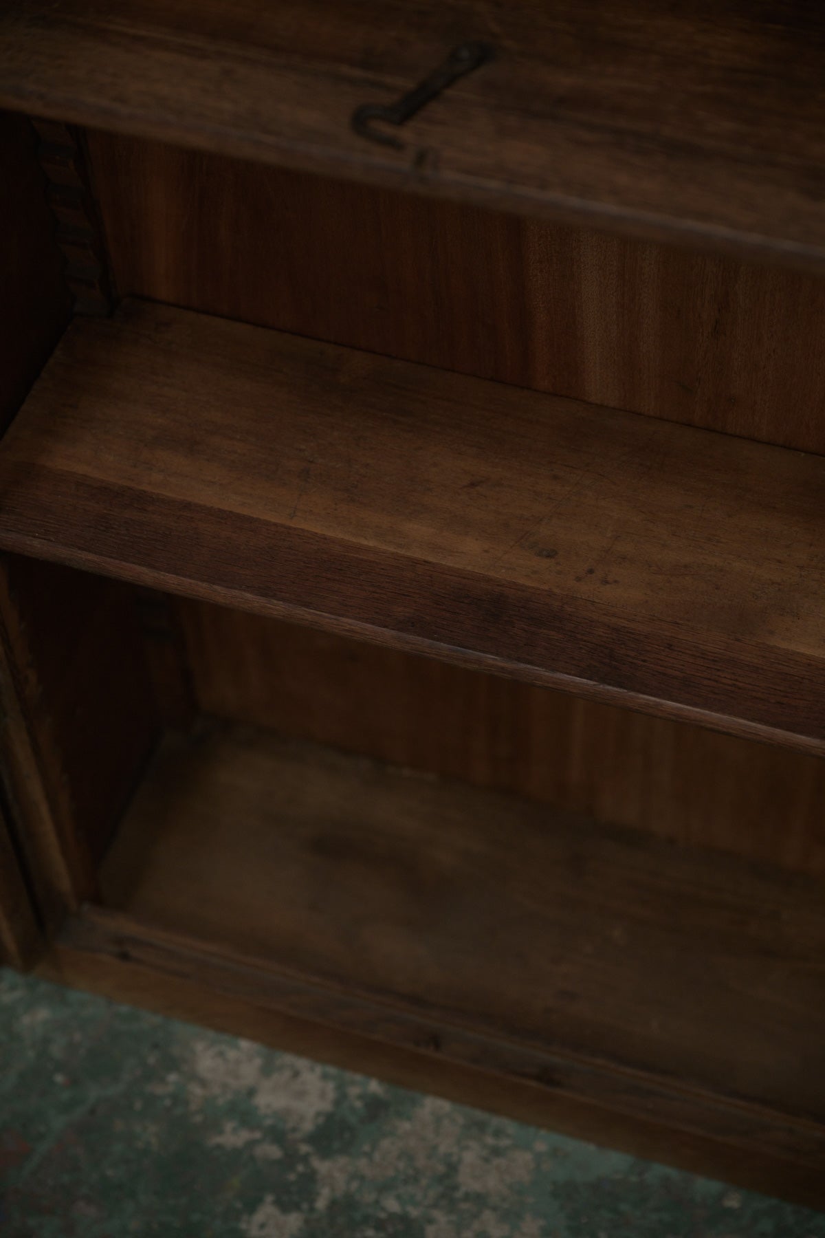 #0544 glass cabinet
