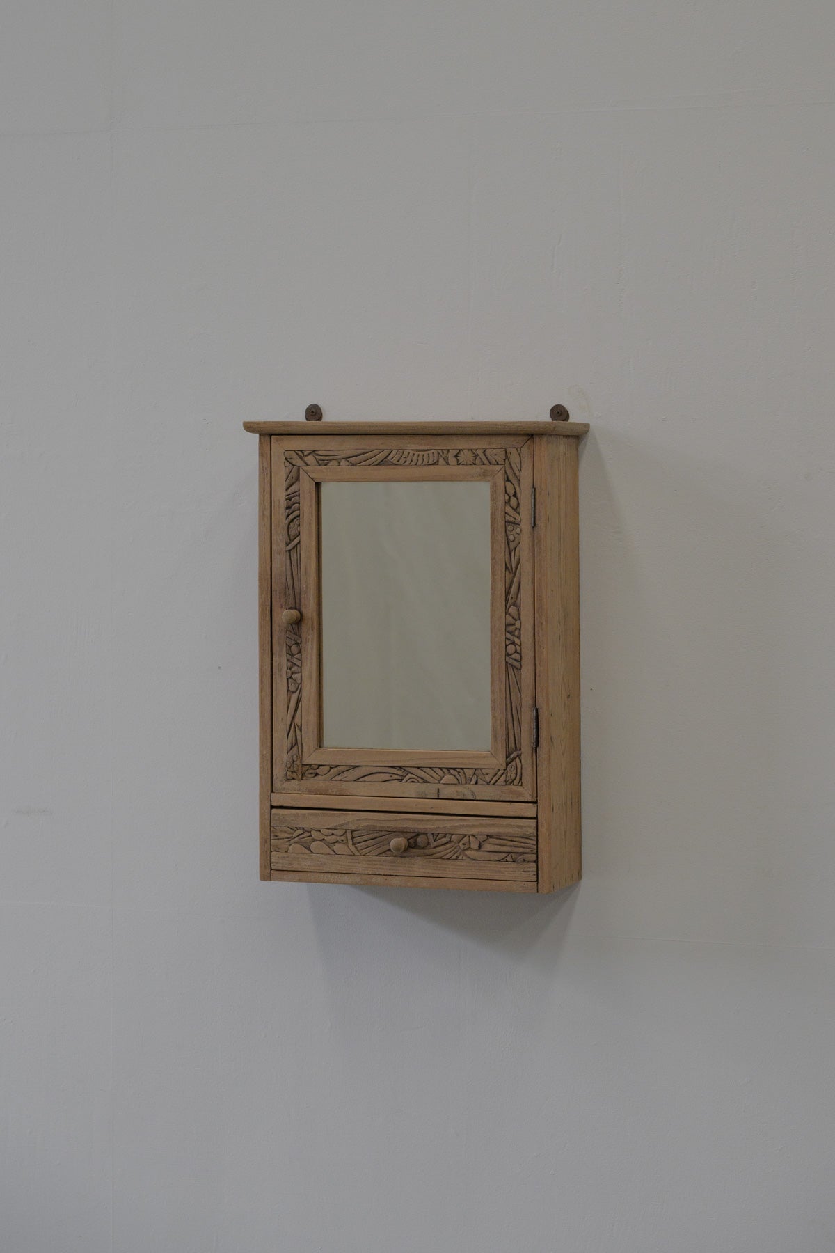 #0572 cabinet