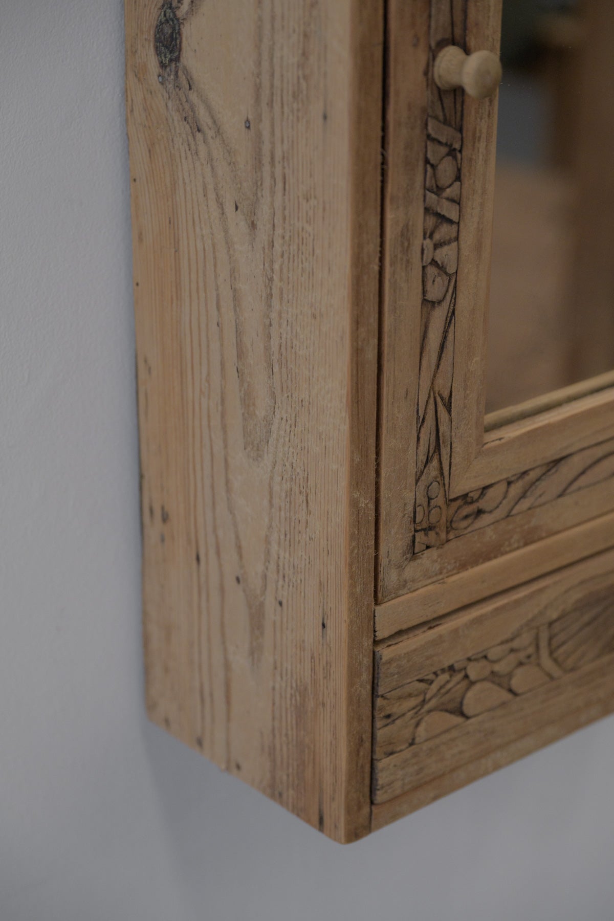 #0572 cabinet
