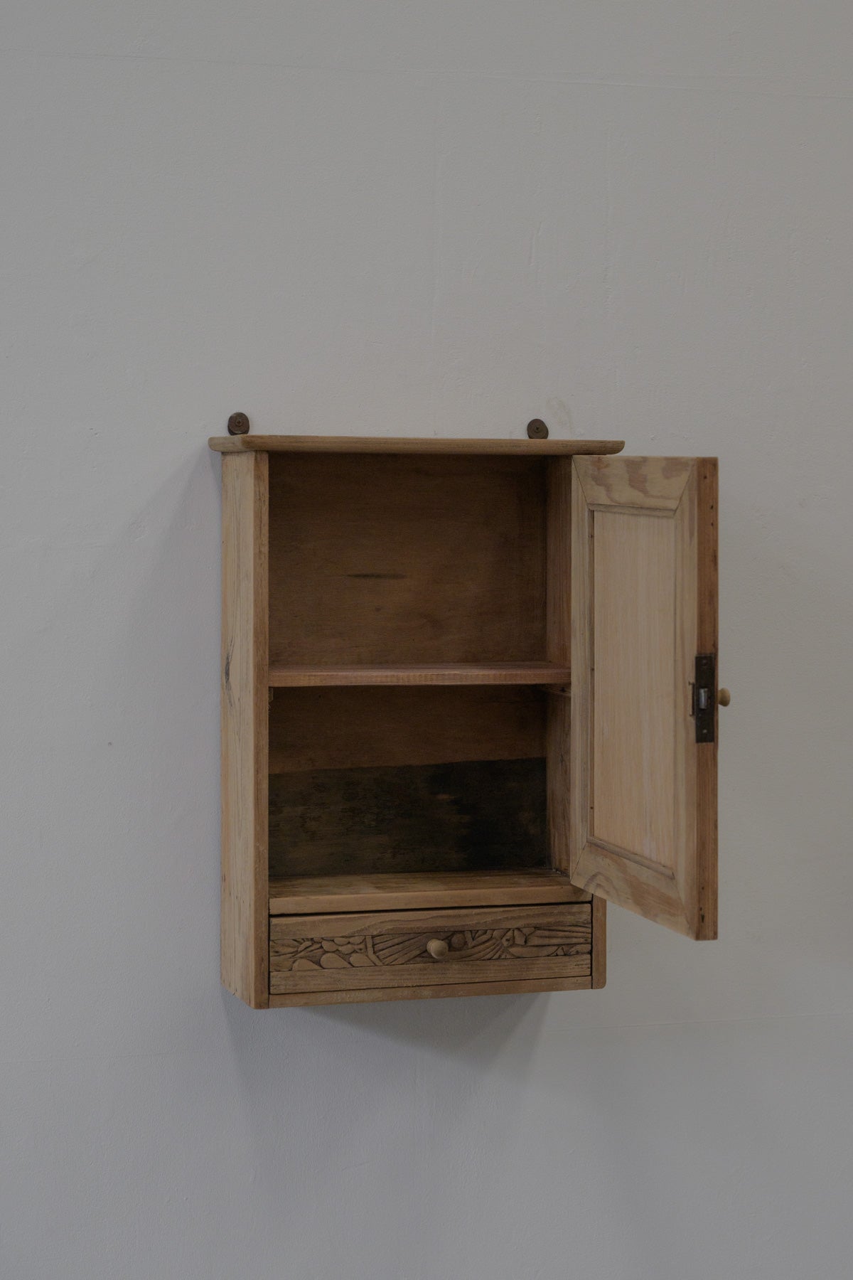 #0572 cabinet
