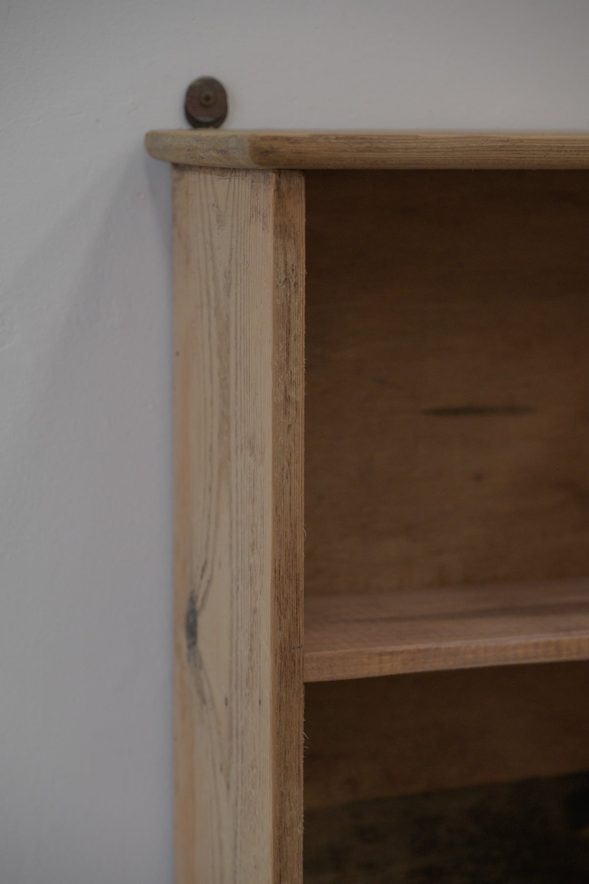 #0572 cabinet