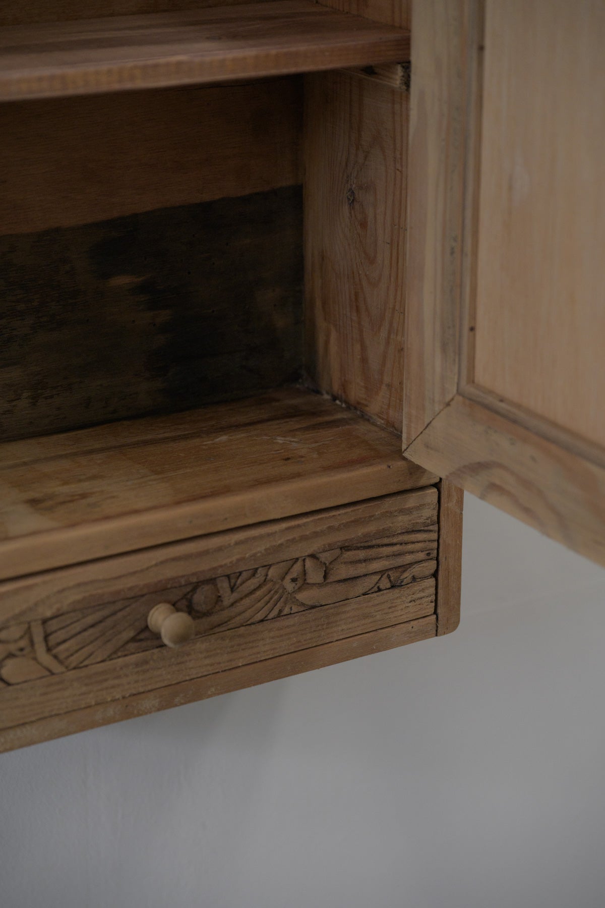 #0572 cabinet