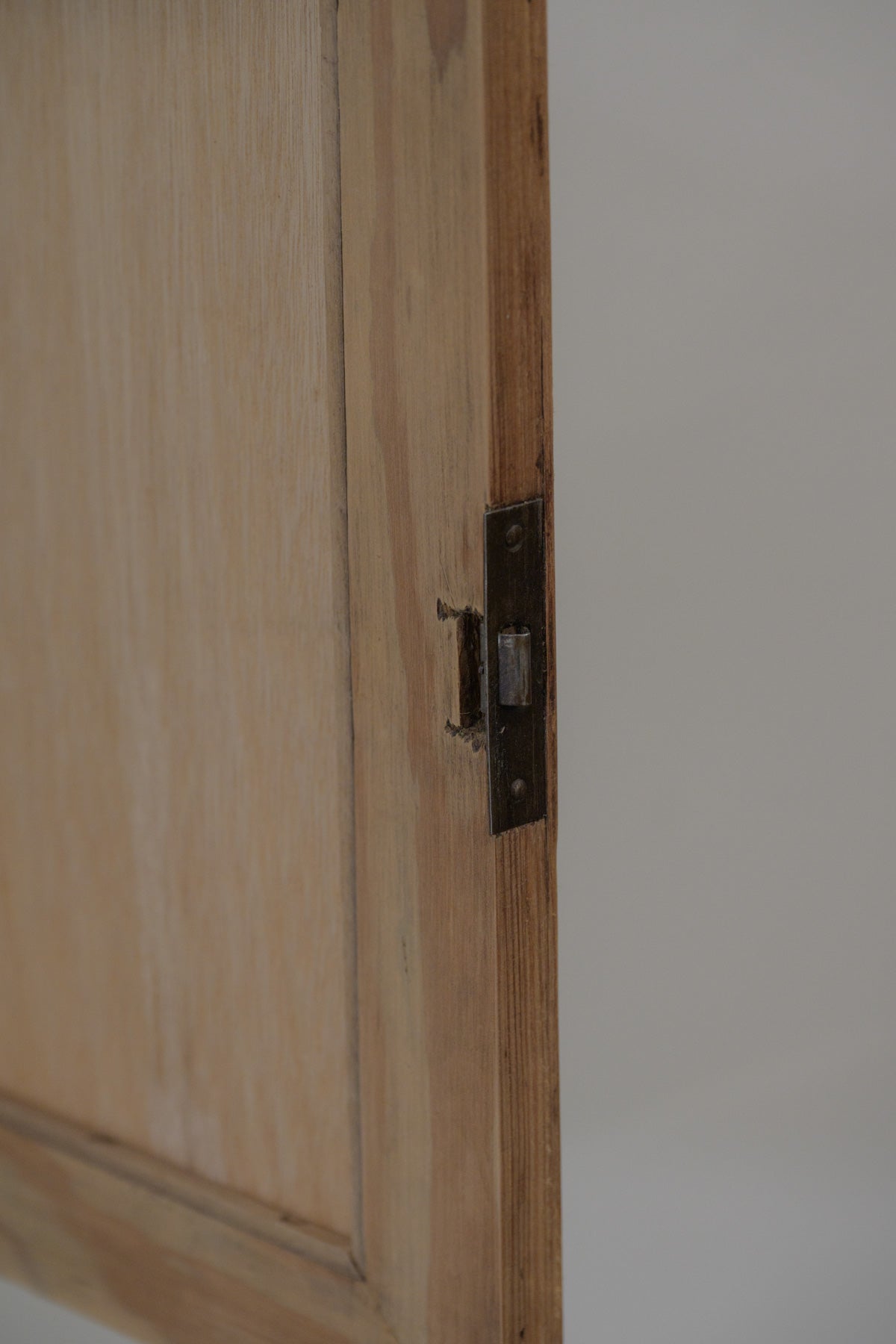#0572 cabinet