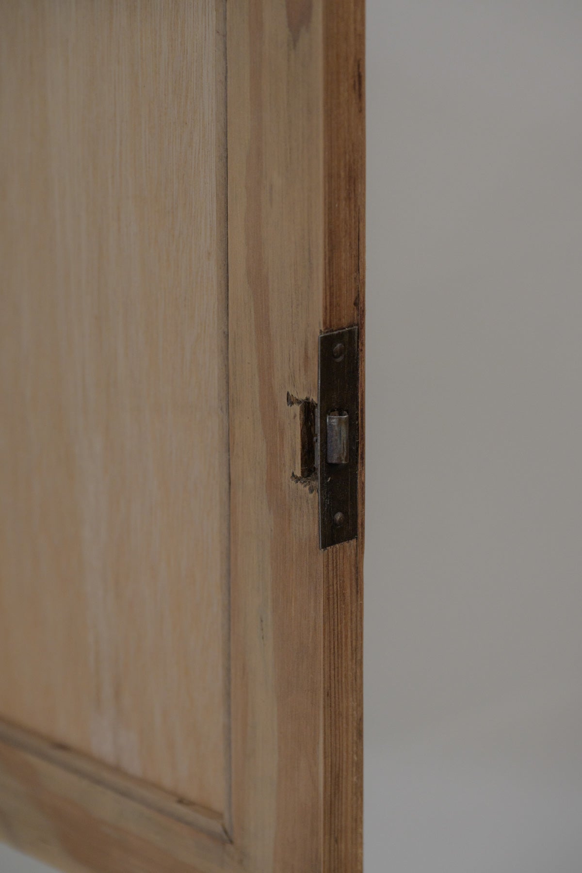 #0572 cabinet