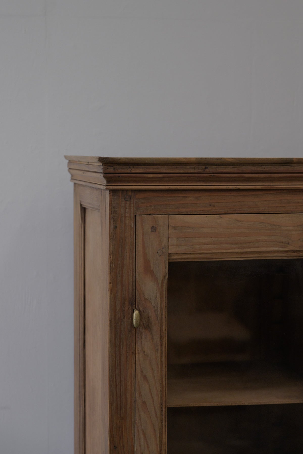 #0575 glass cabinet
