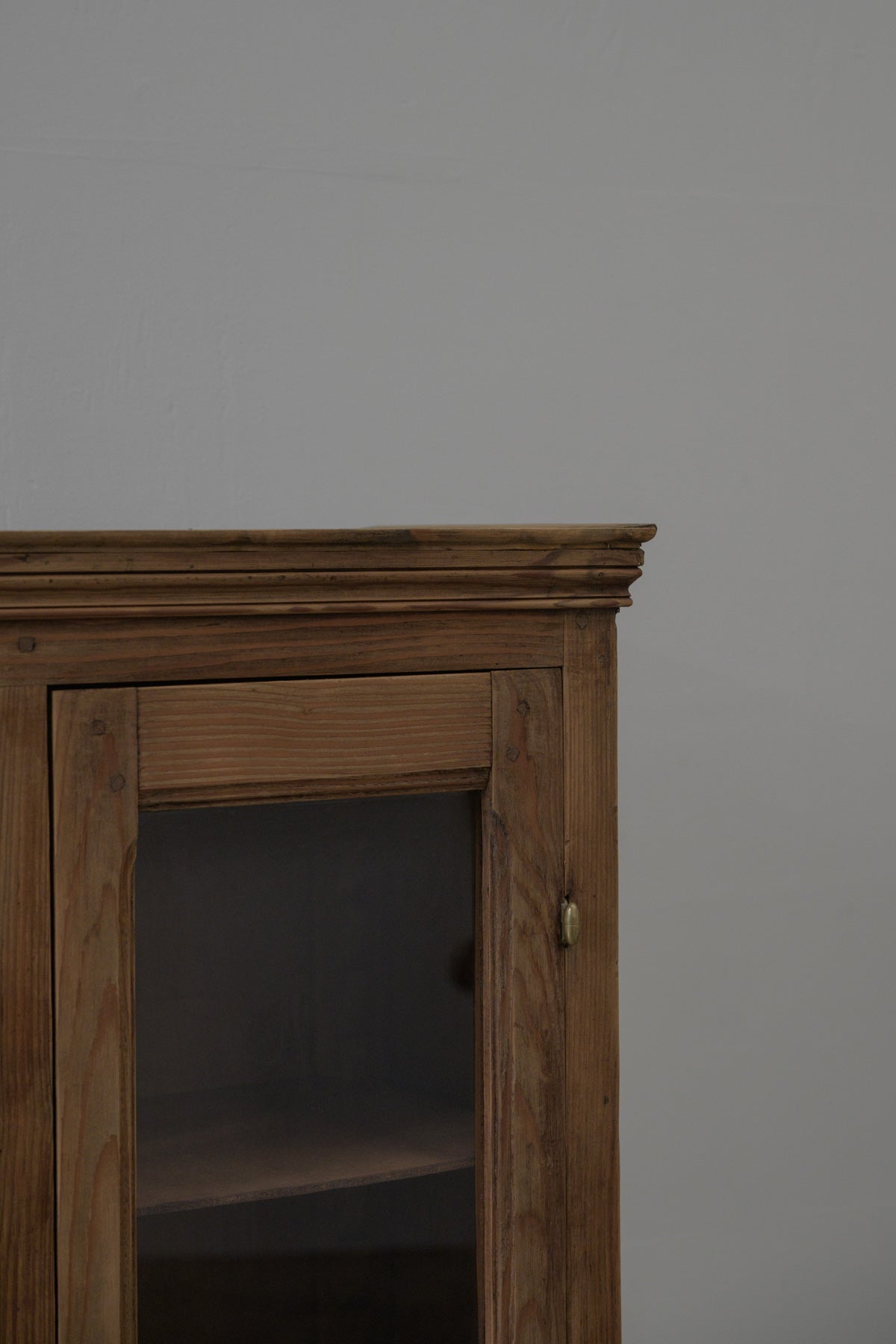 #0575 glass cabinet