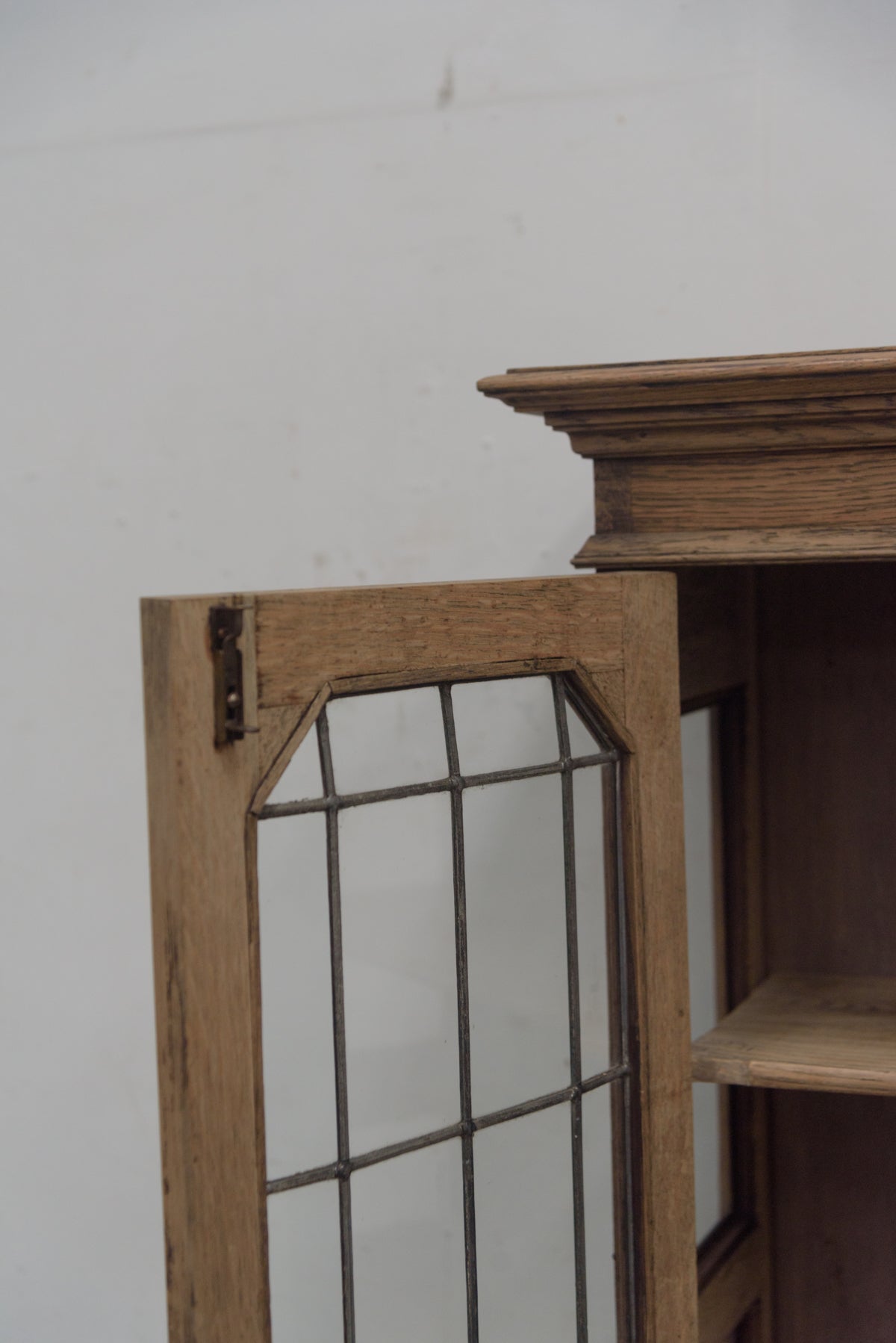 #9346 glass cabinet