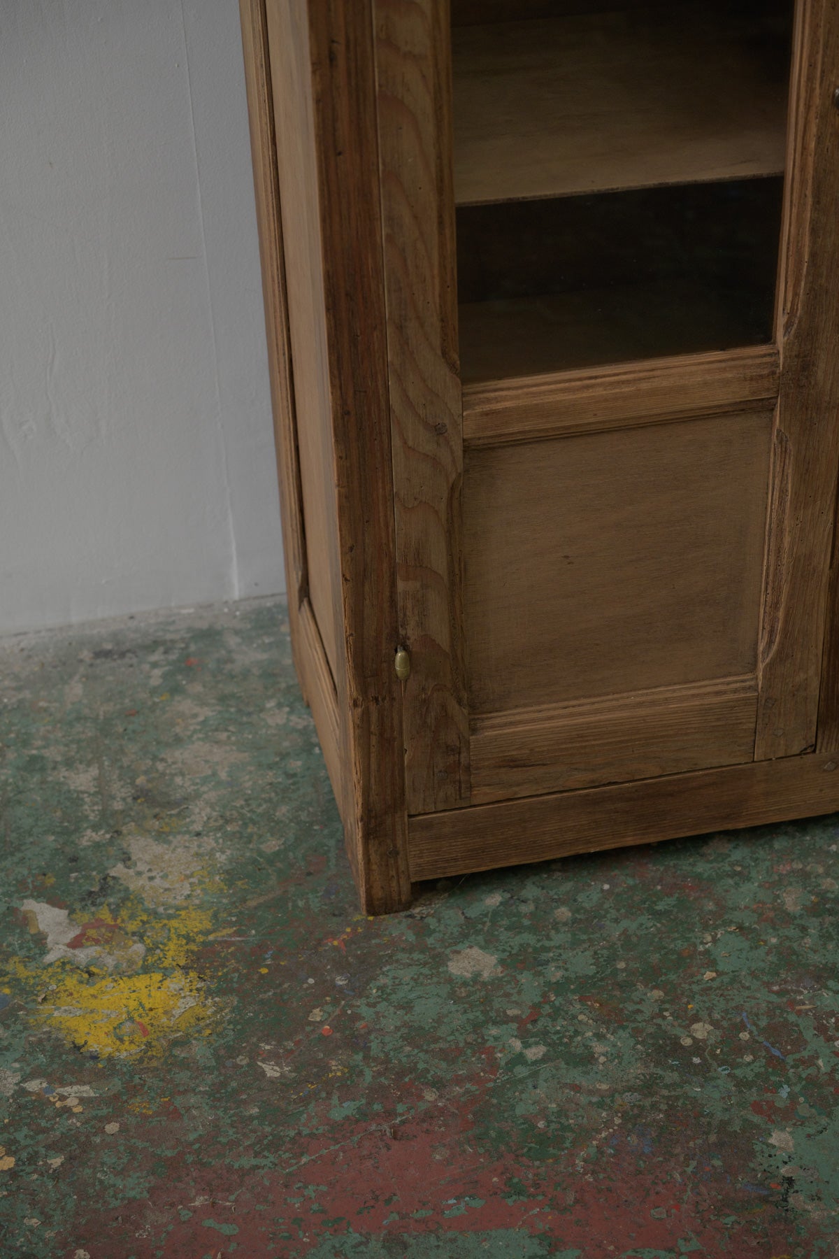 #0575 glass cabinet