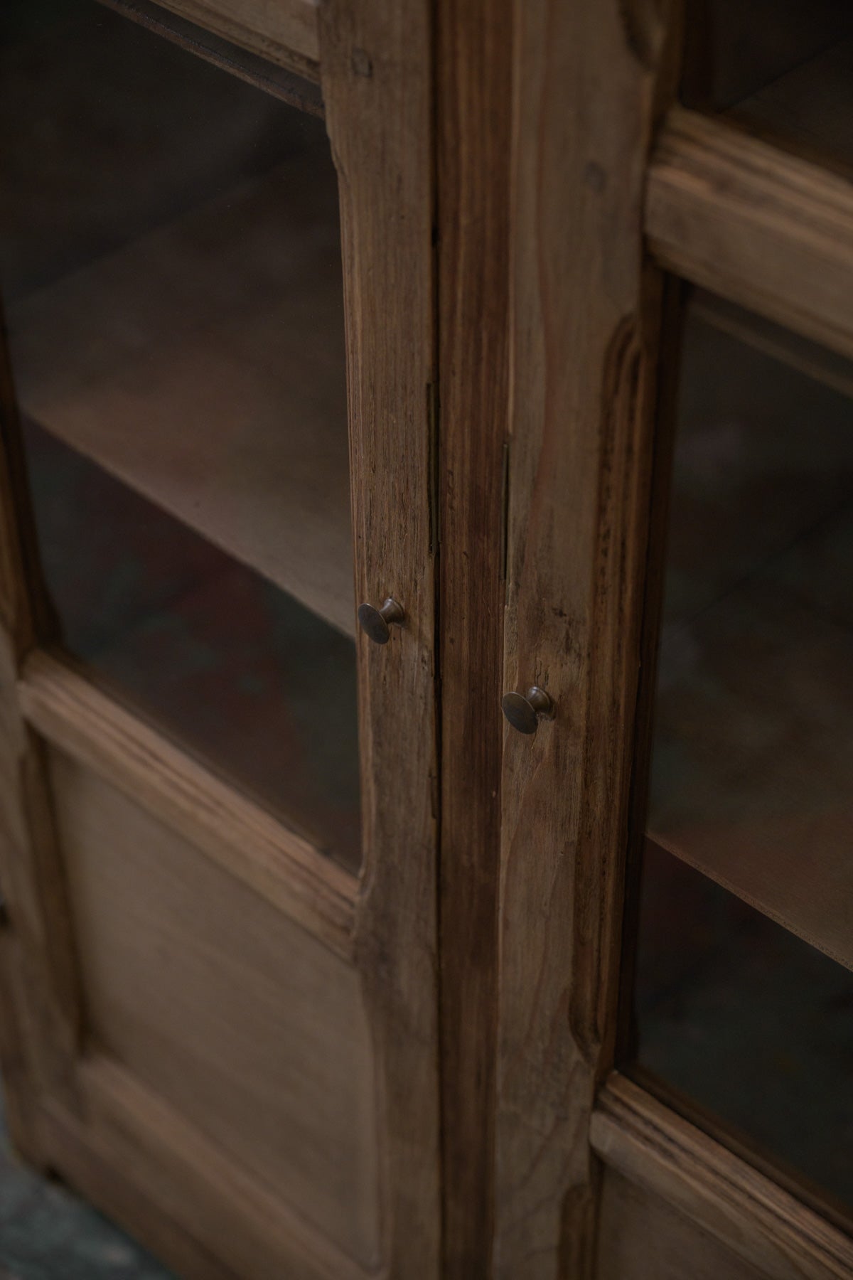 #0575 glass cabinet