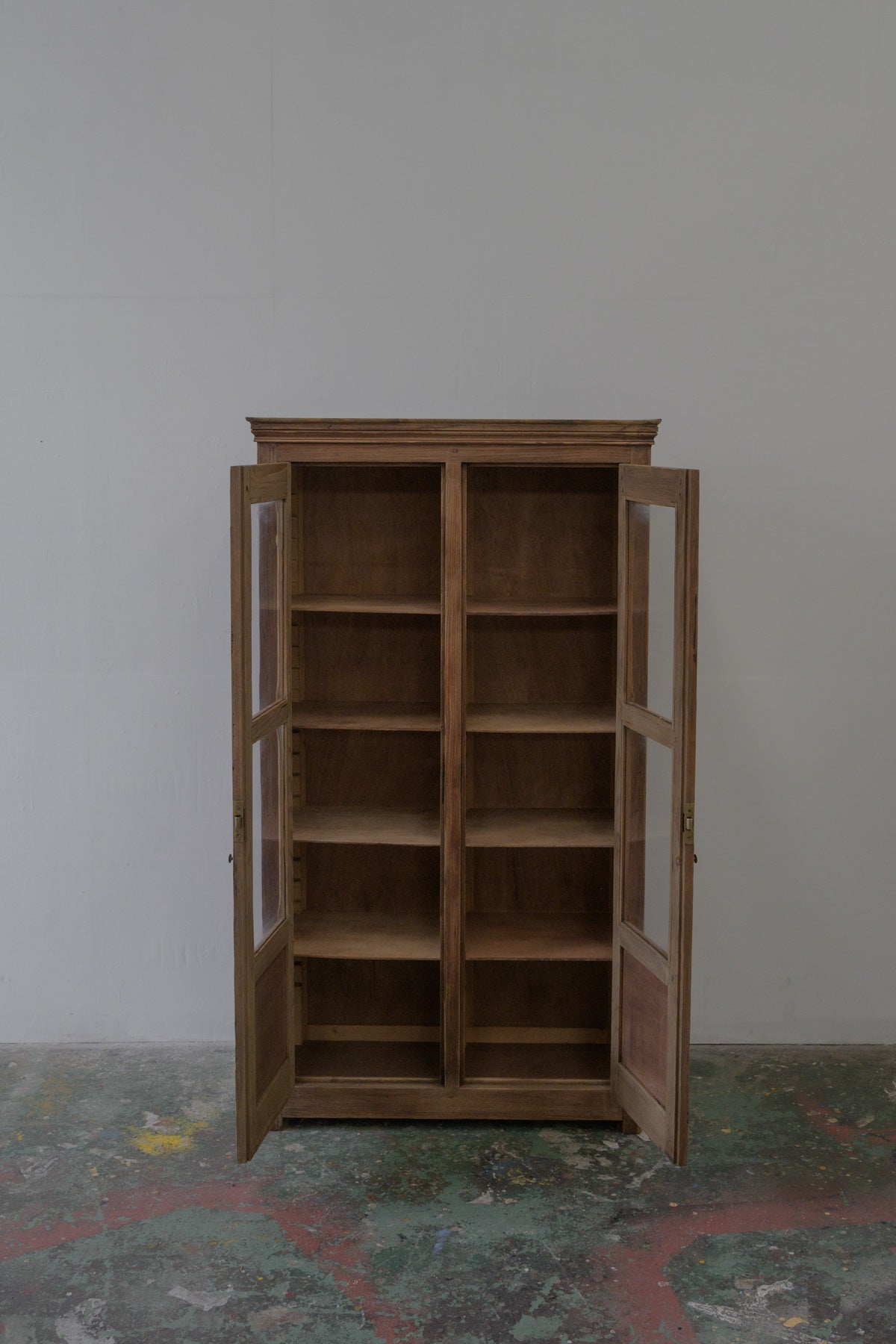 #0575 glass cabinet