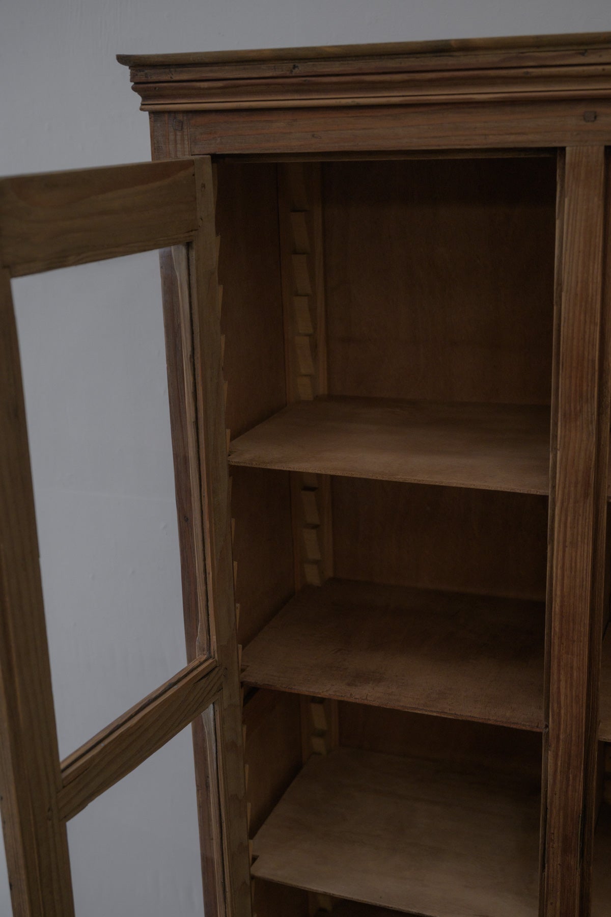 #0575 glass cabinet