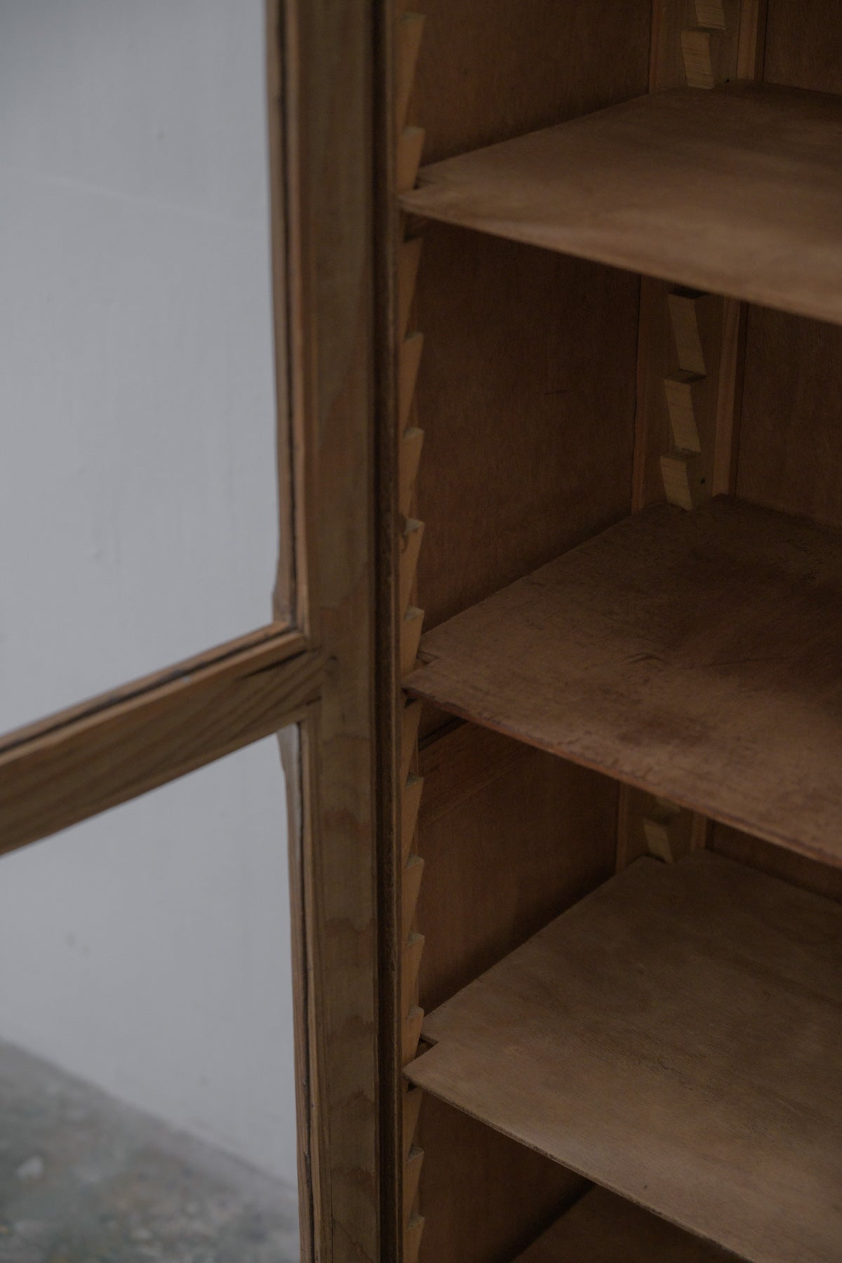 #0575 glass cabinet