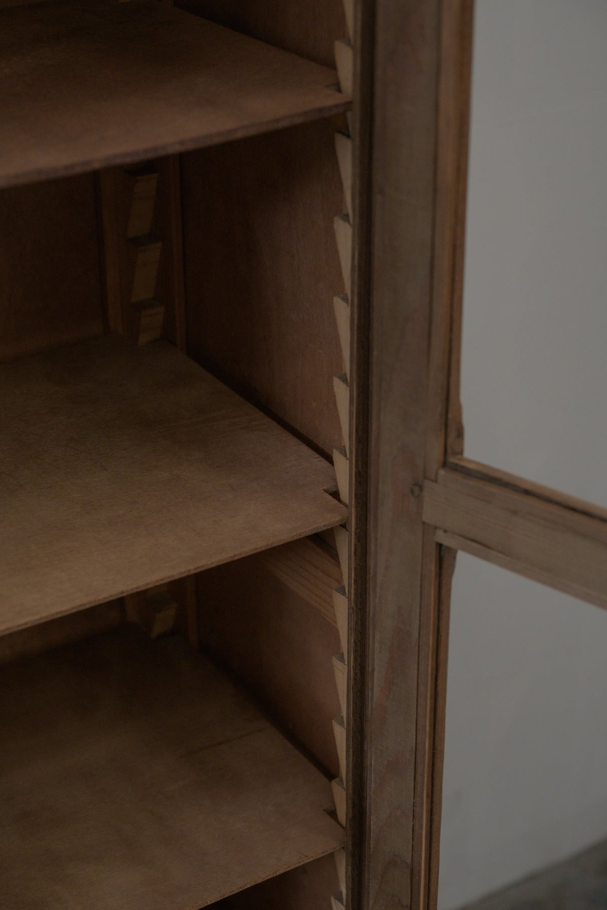 #0575 glass cabinet