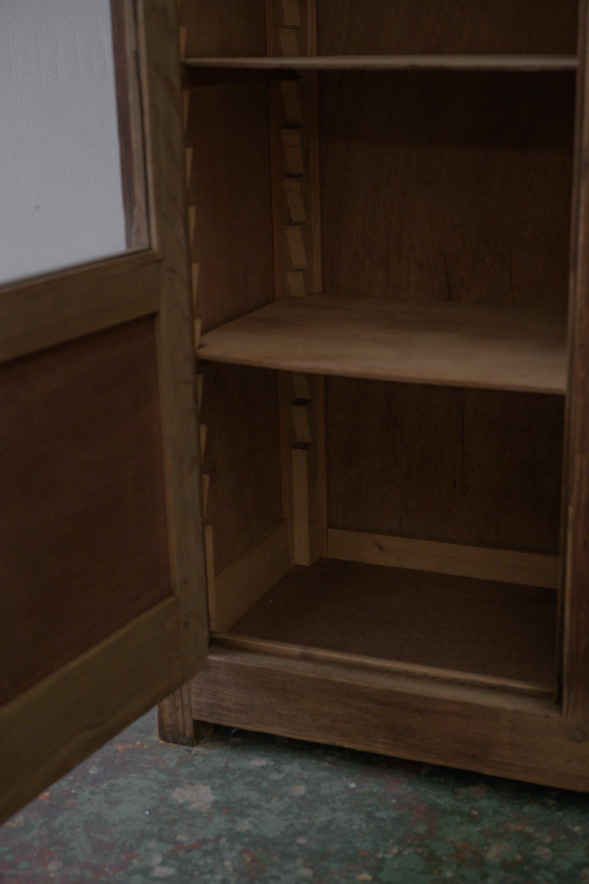 #0575 glass cabinet