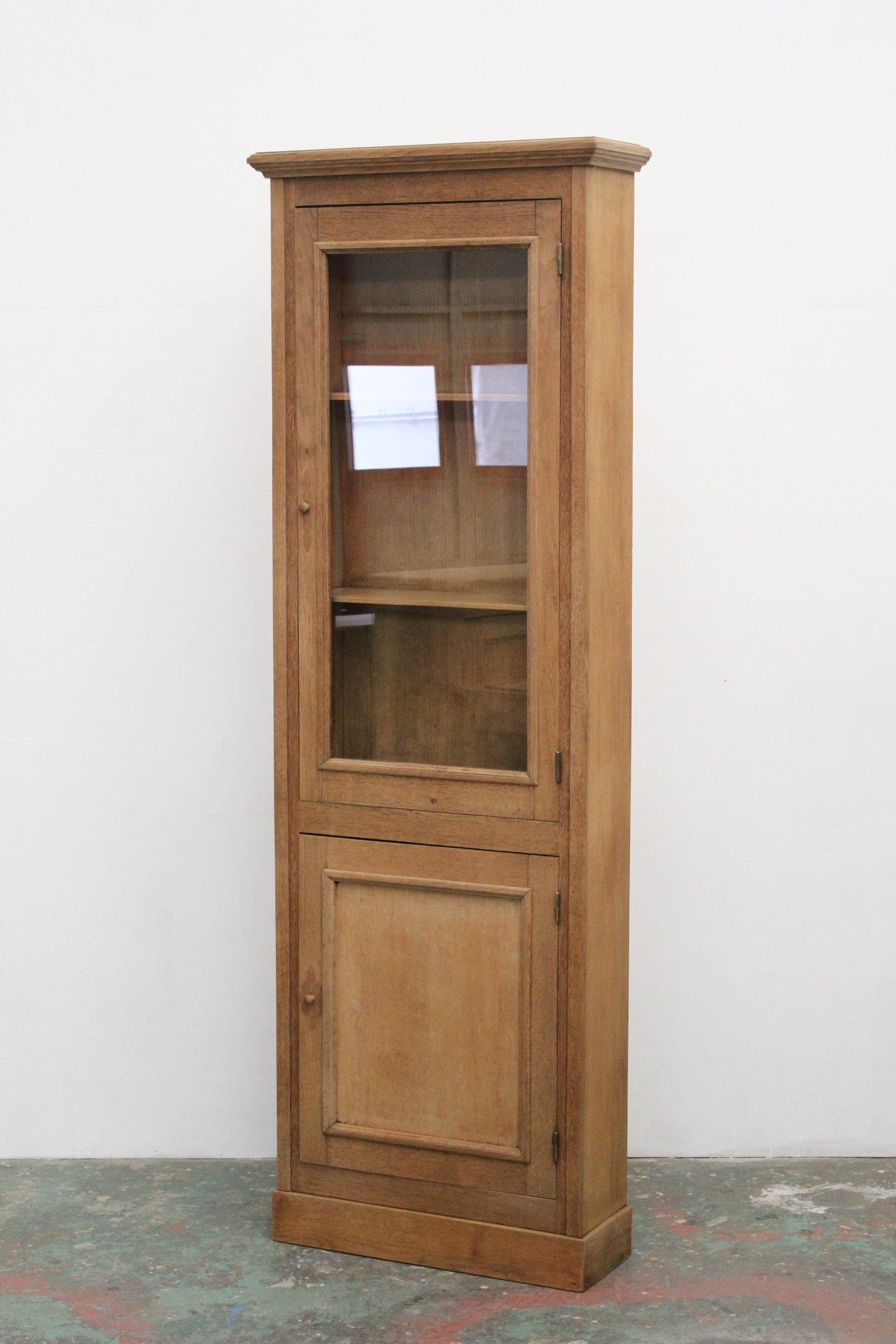 #1032 glass cabinet
