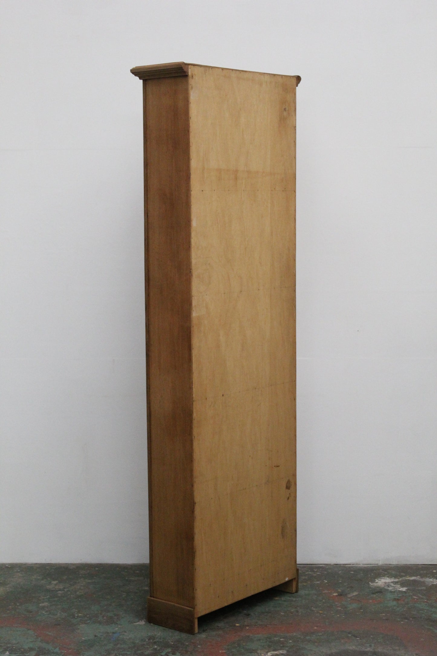 #1032 glass cabinet
